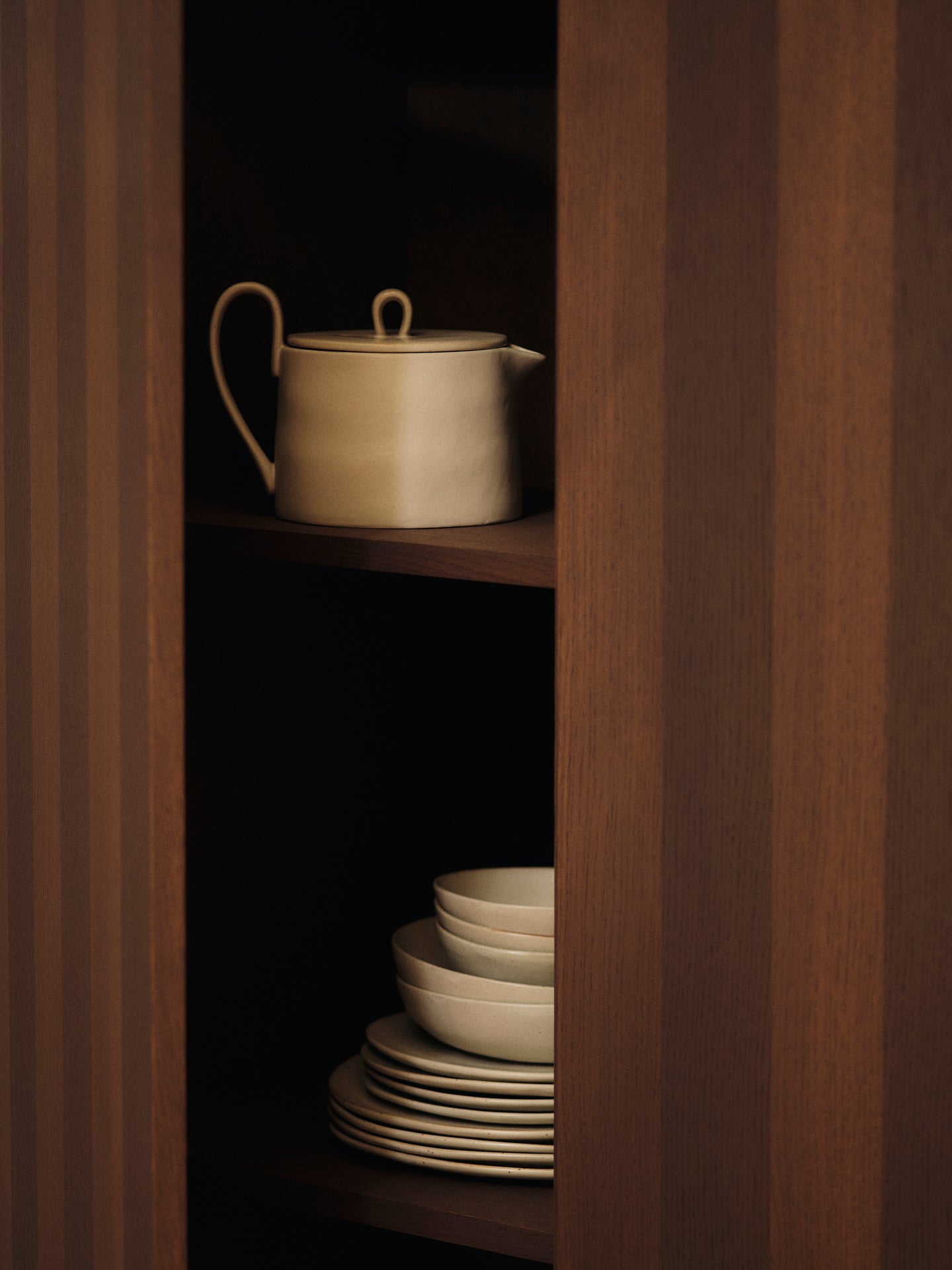 Džbán s víčkem FLOW zlomená bílá