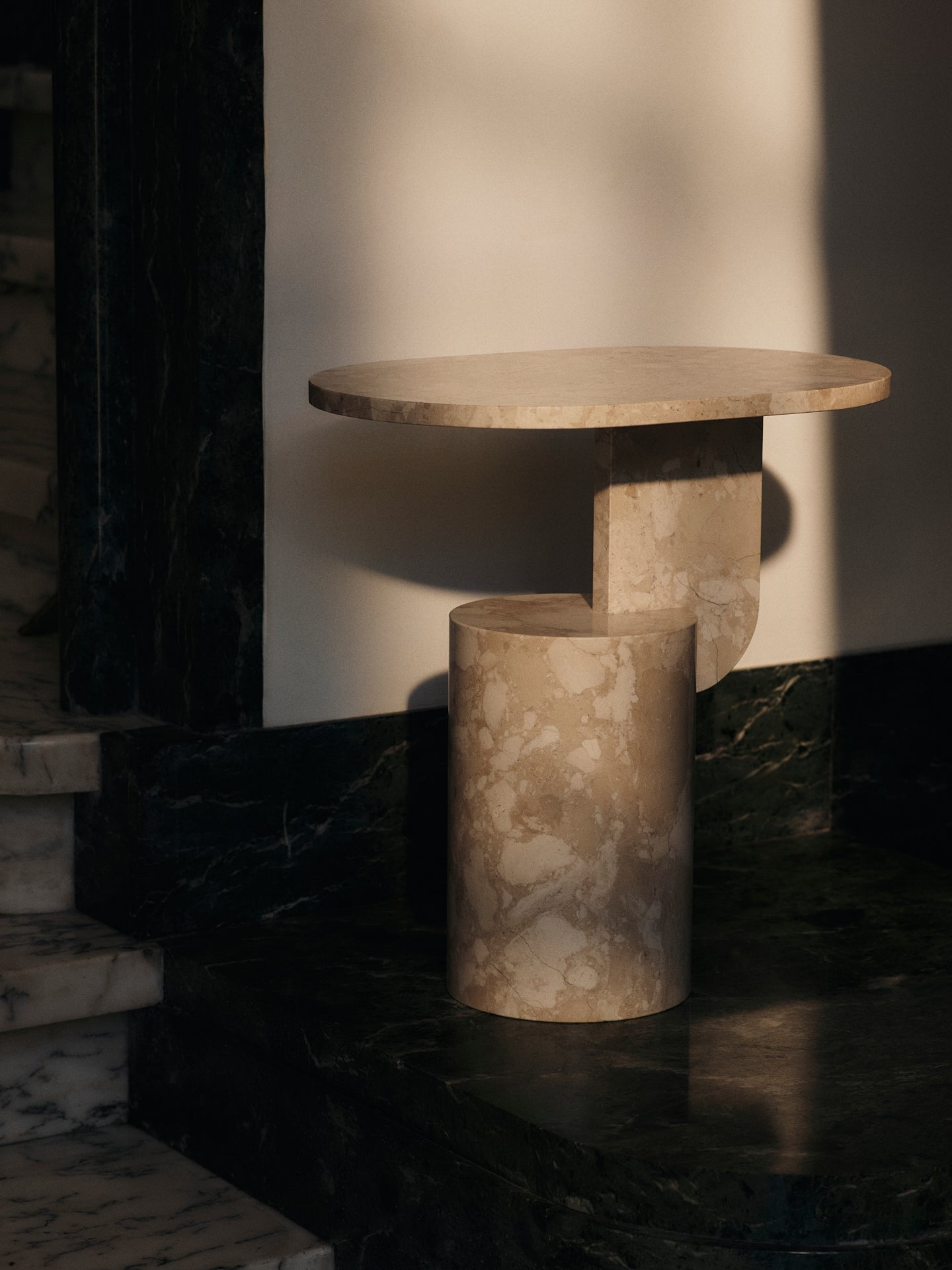 Stolik boczny INSERT beżowy marmur do salonu – ferm LIVING