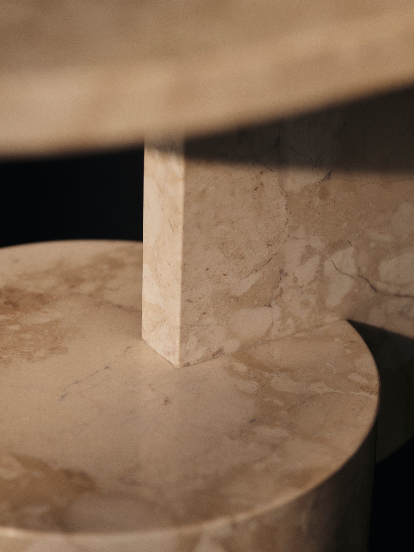 Stolik boczny INSERT beżowy marmur – ferm LIVING