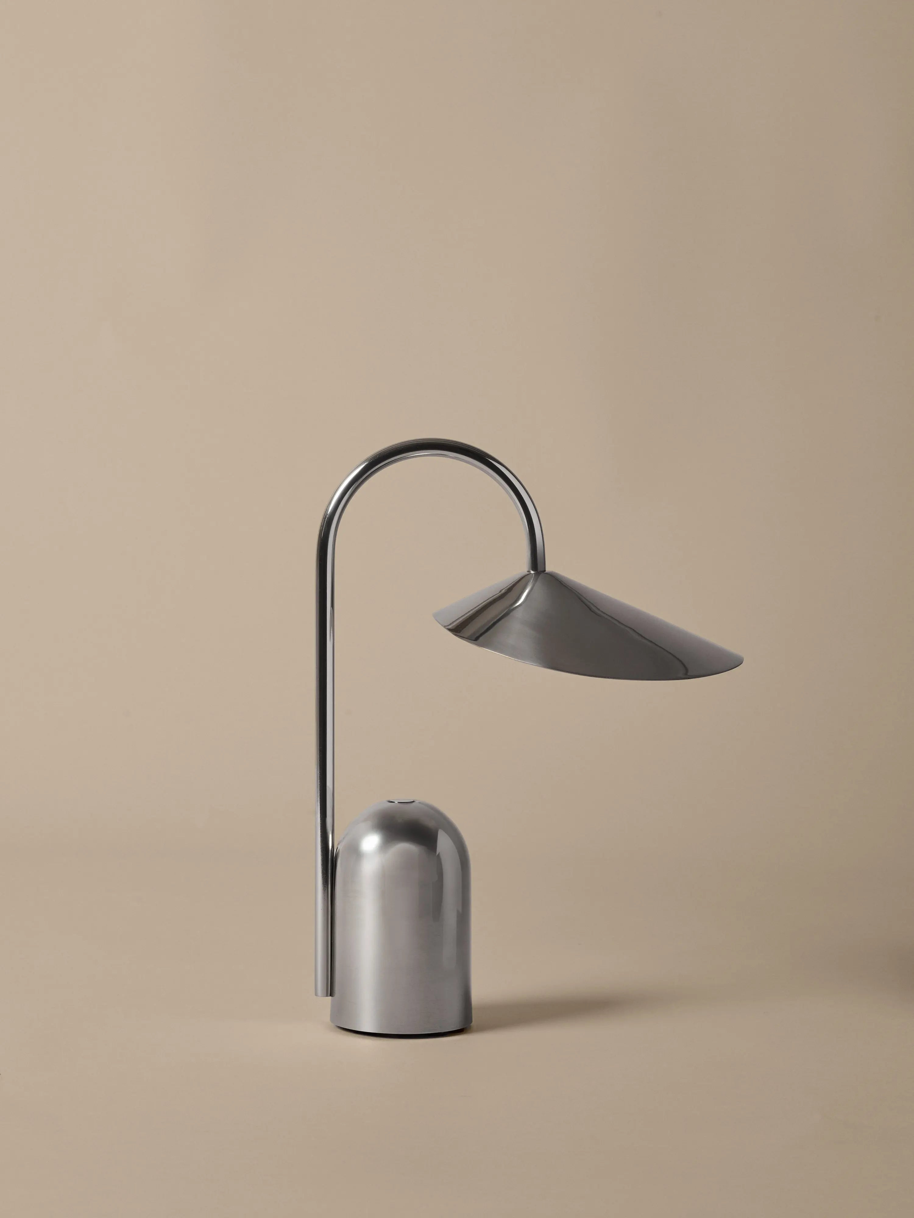 Lampa przenośna ARUM stalowy, marka ferm LIVING