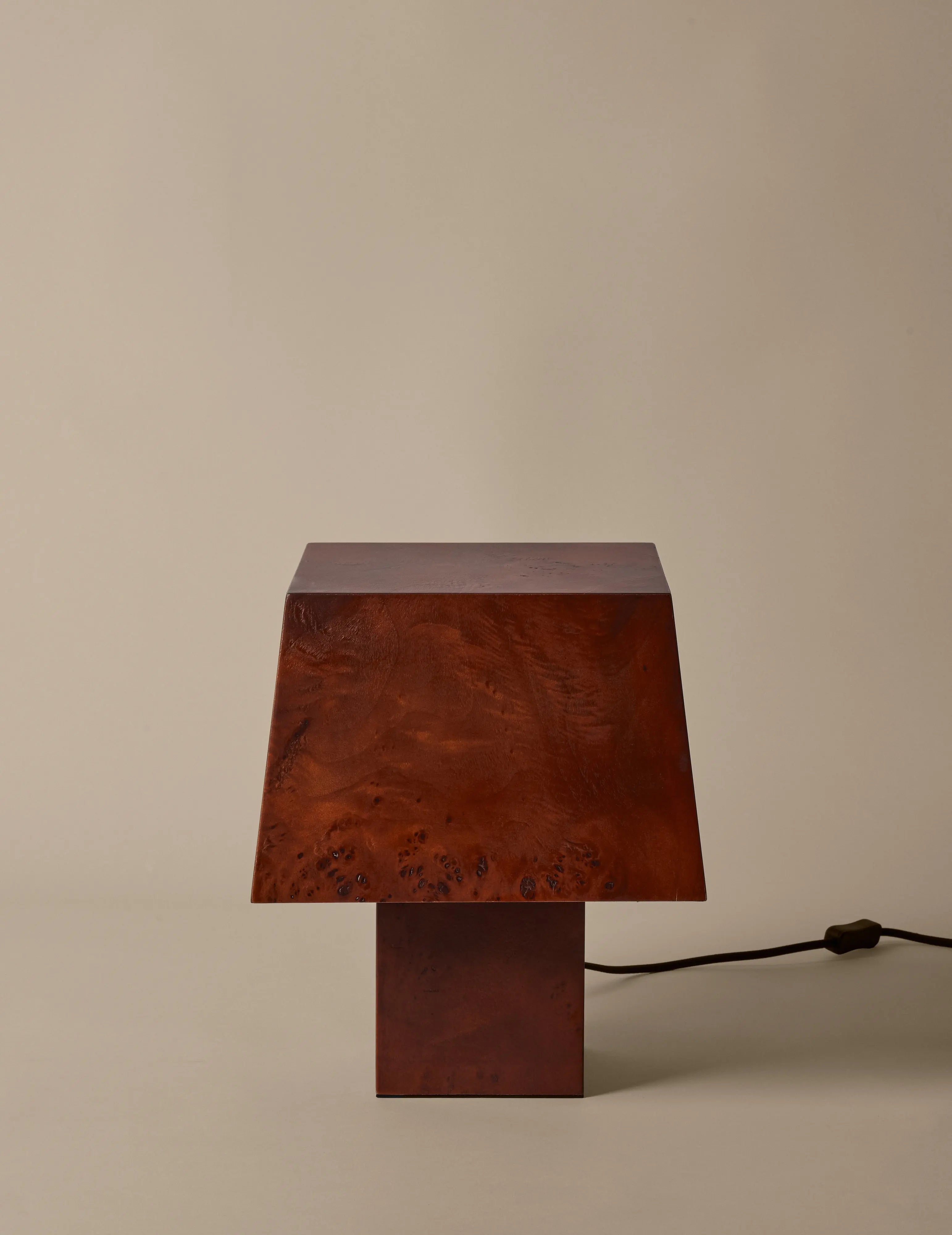 Lampa stołowa BURL ciemnobrązowy fornir – drewno, ferm LIVING