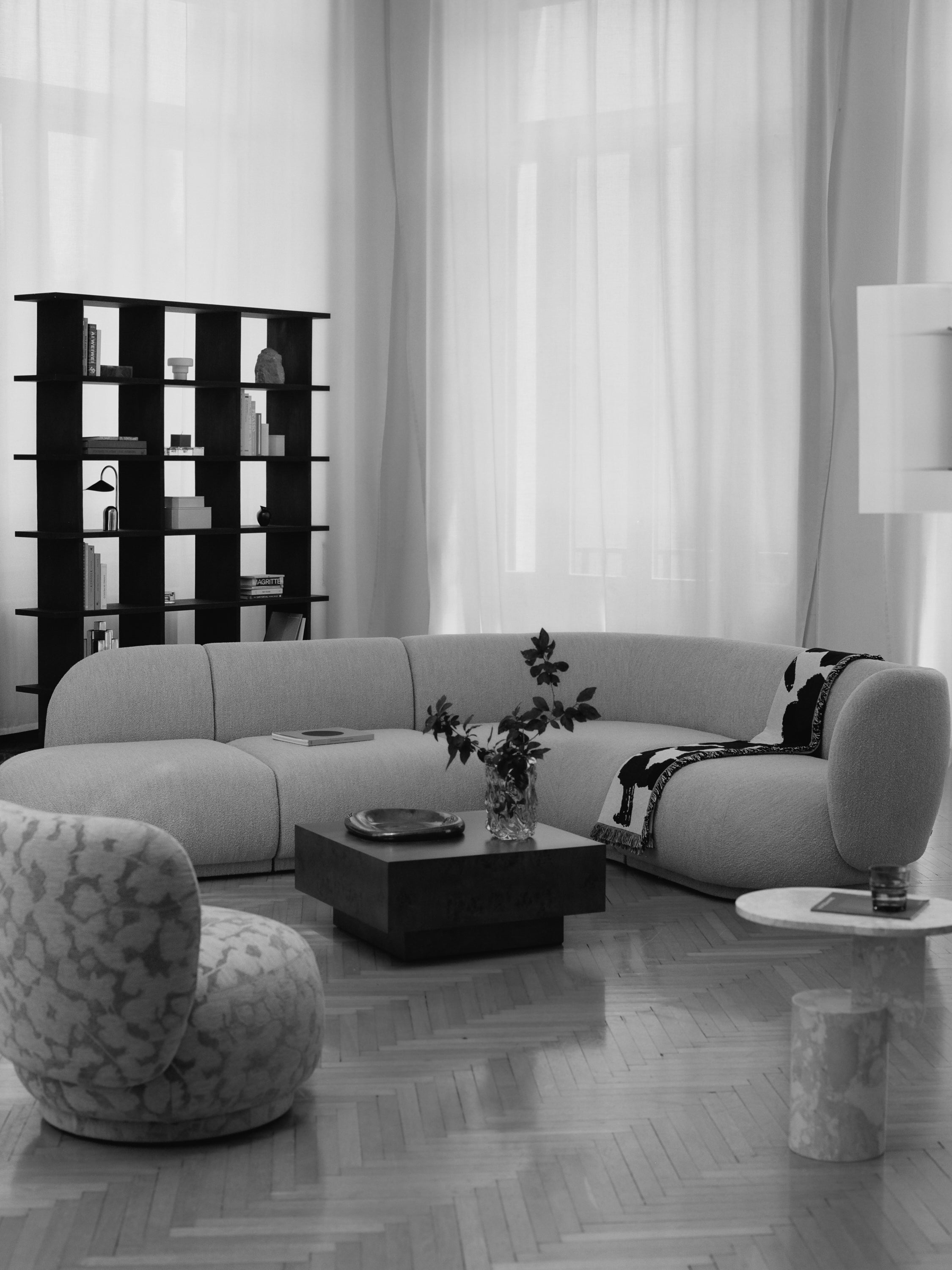 Stolik boczny INSERT beżowy marmur, marka ferm LIVING