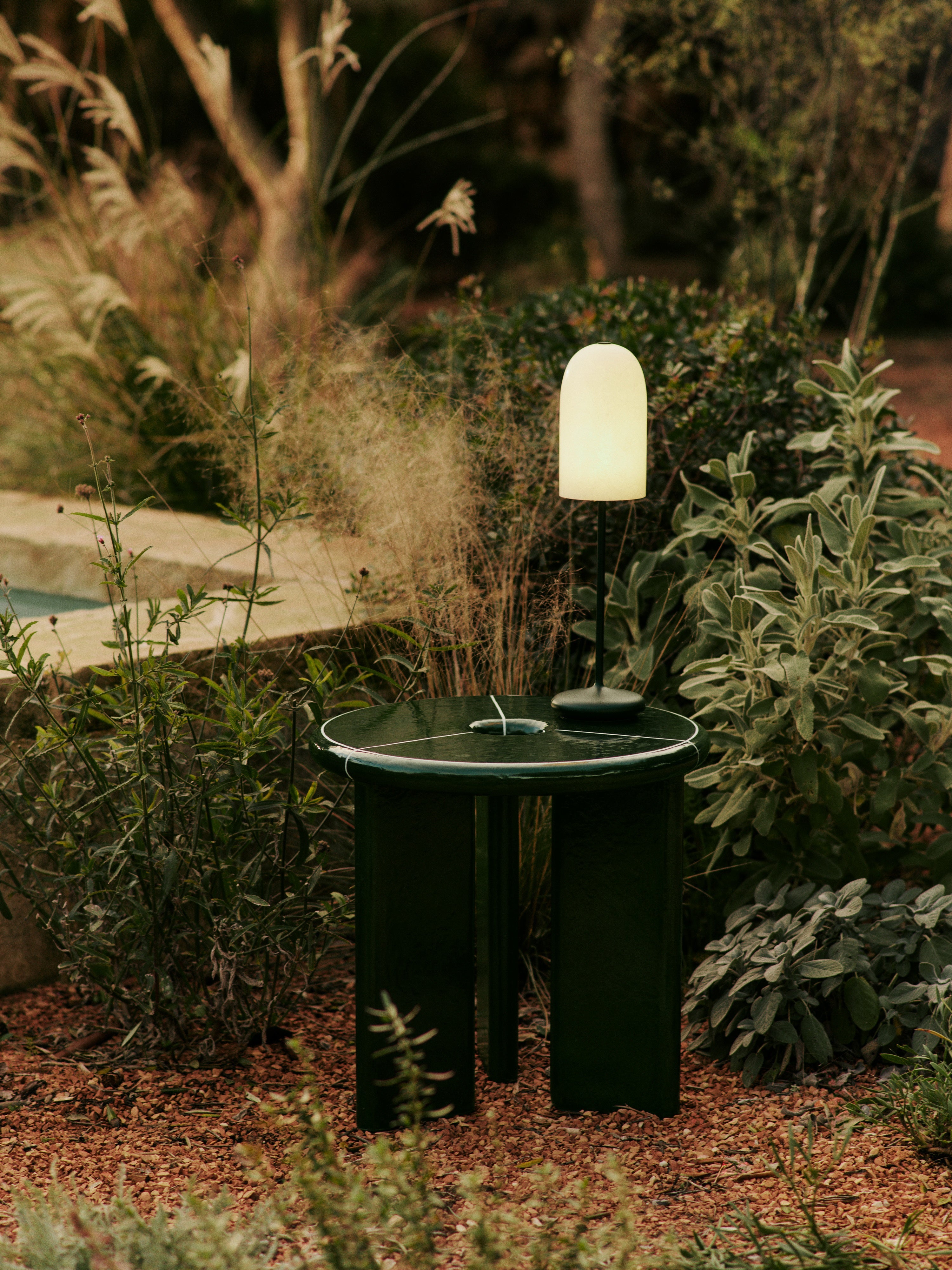 Venkovní stolní lampa GRY bílý stínidlo s černým podstavcem