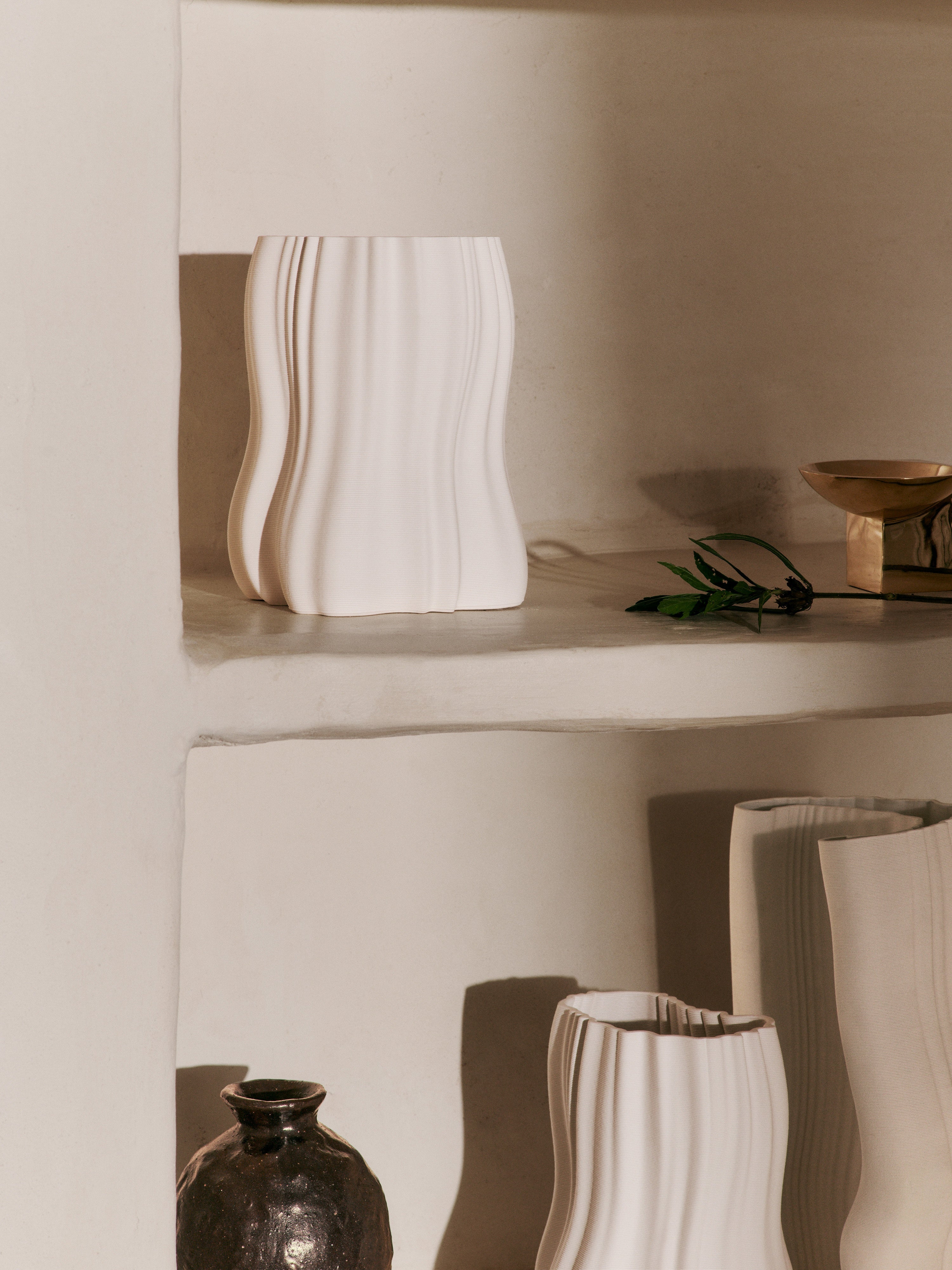 Vase moire broken white