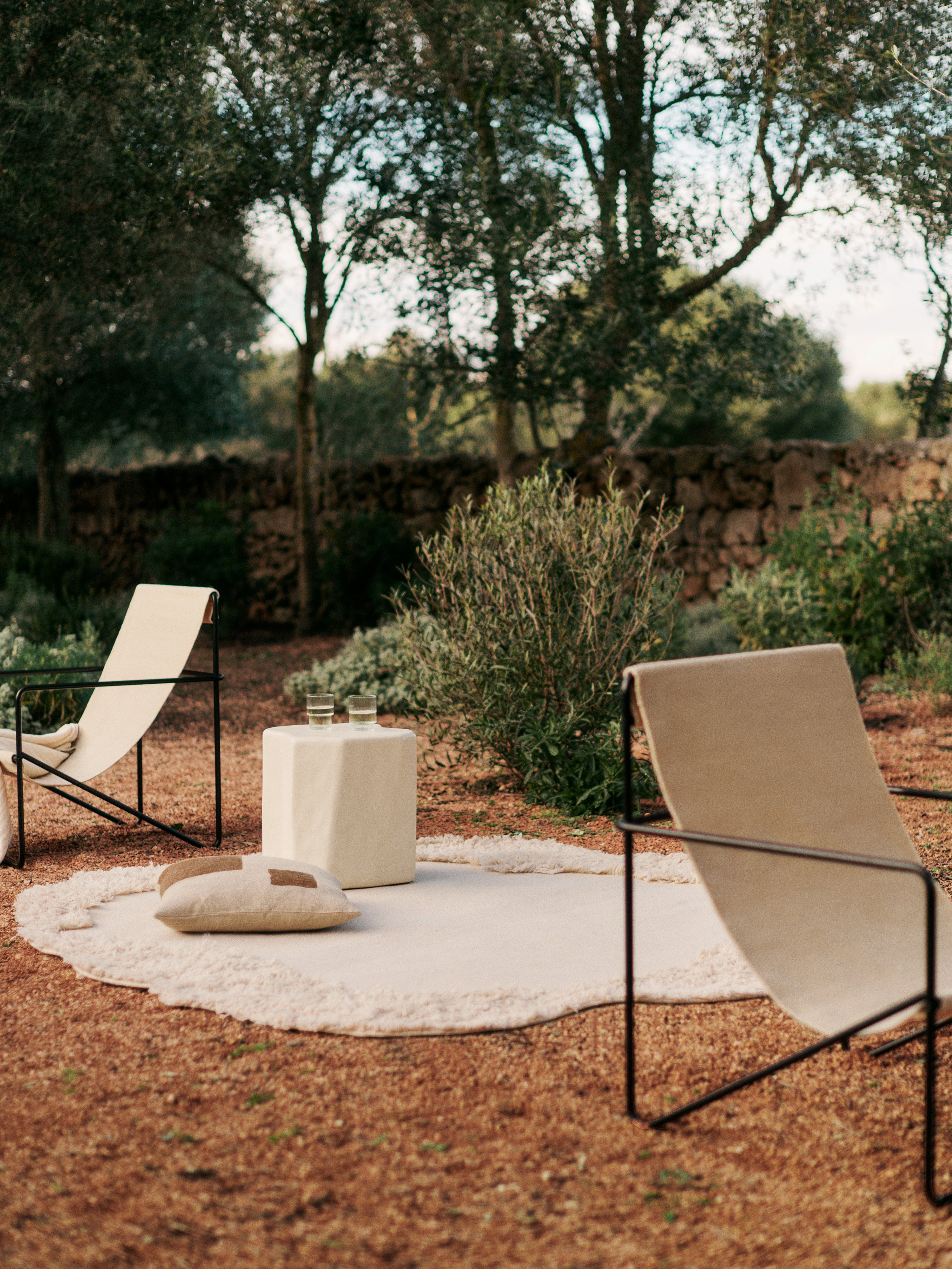Oval outdoor rug NORTE broken white with long pile