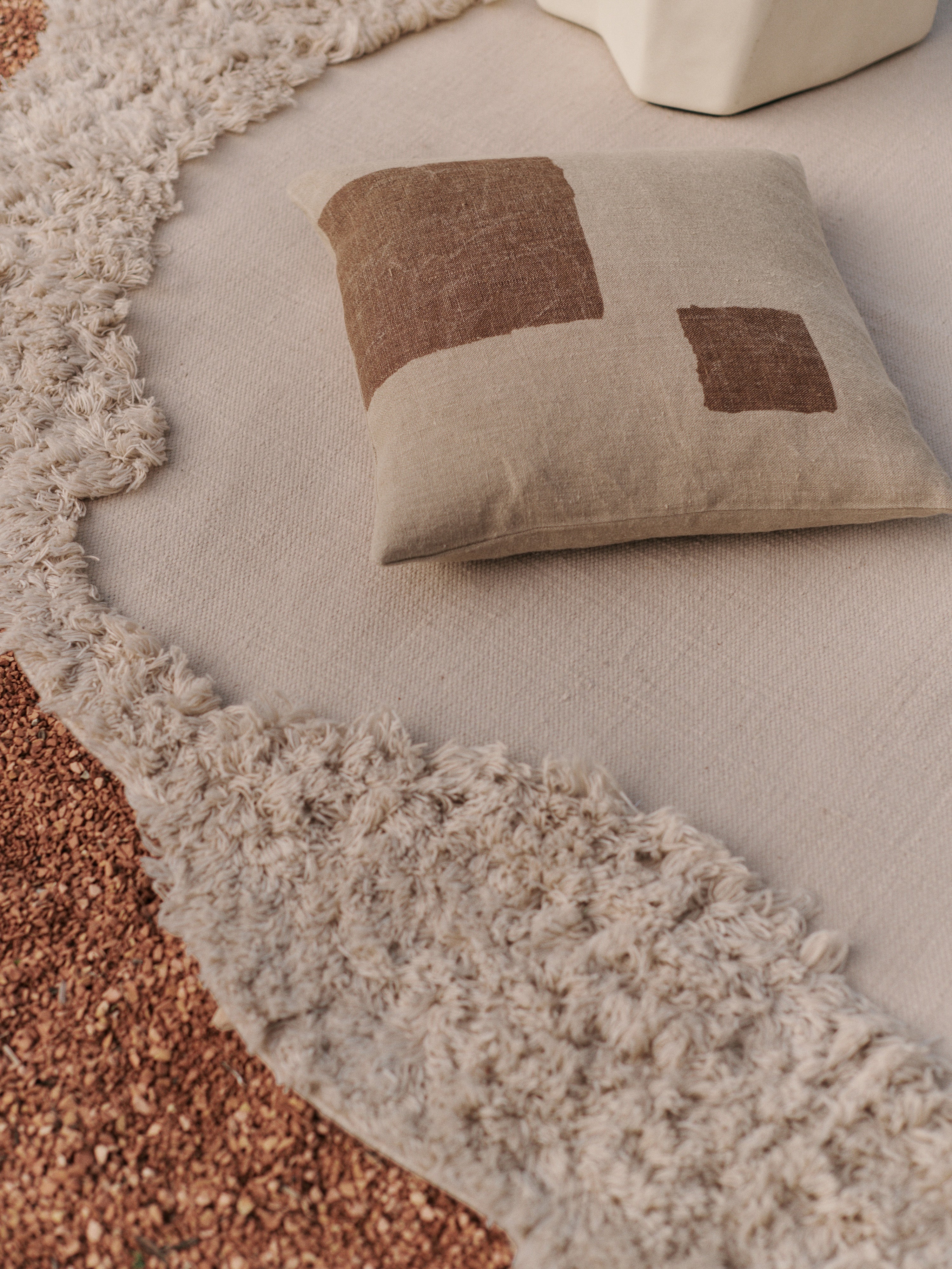 Oval outdoor rug NORTE broken white with long pile