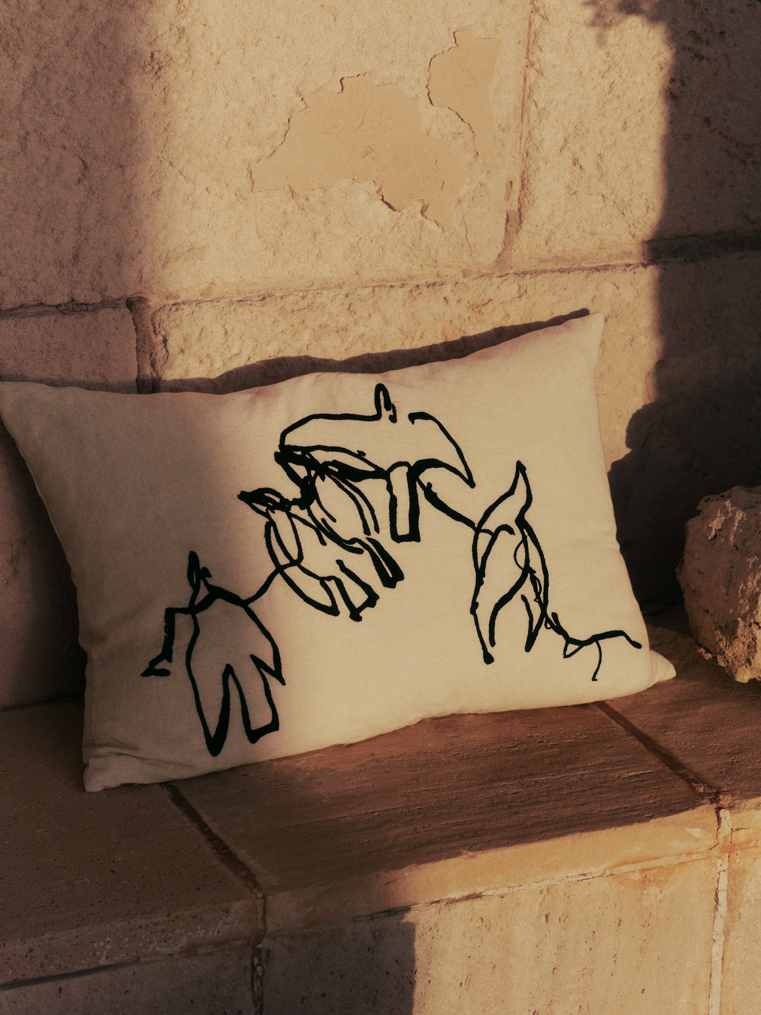 VUELO decorative pillow beige with black