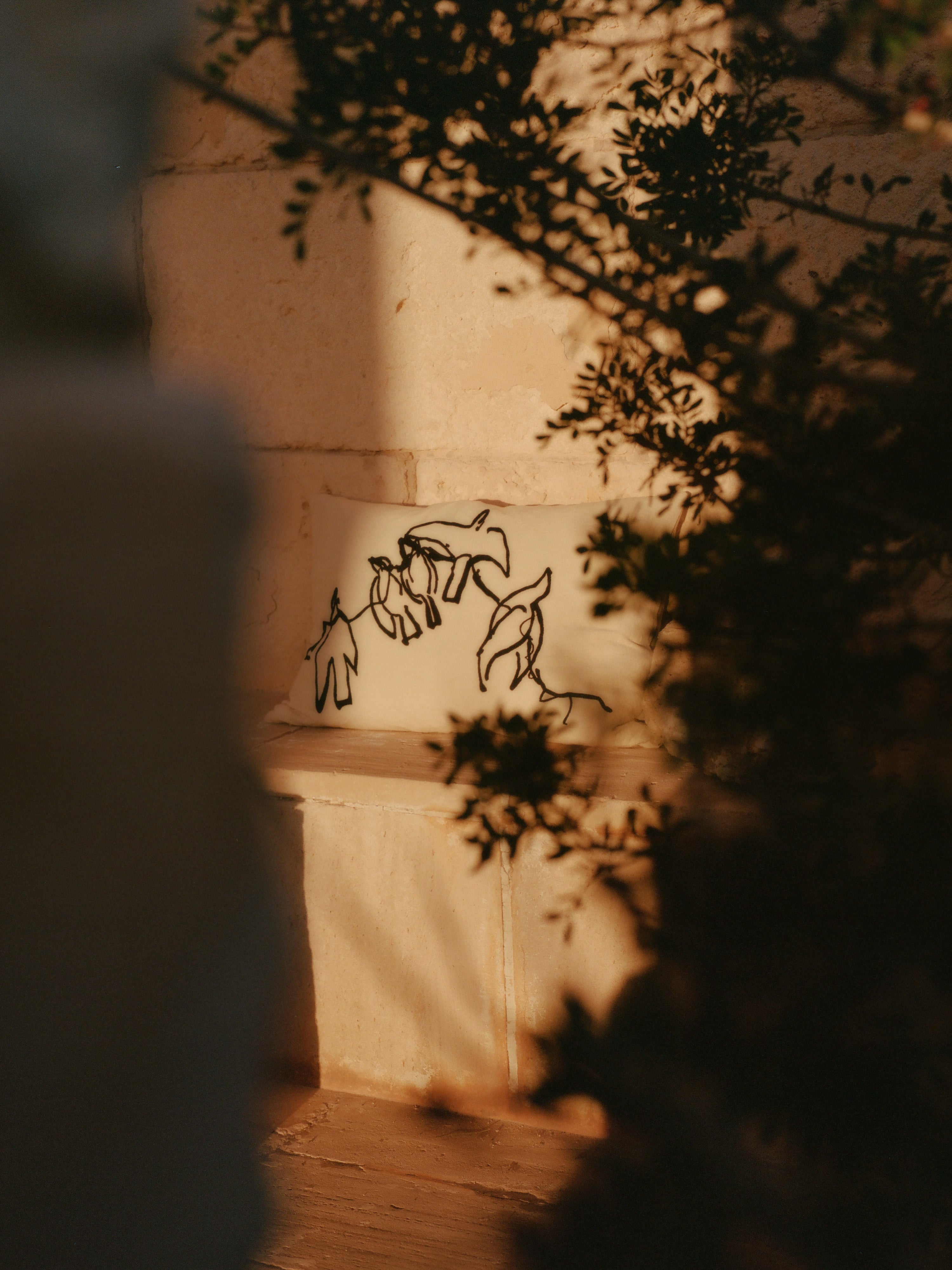 VUELO decorative pillow beige with black