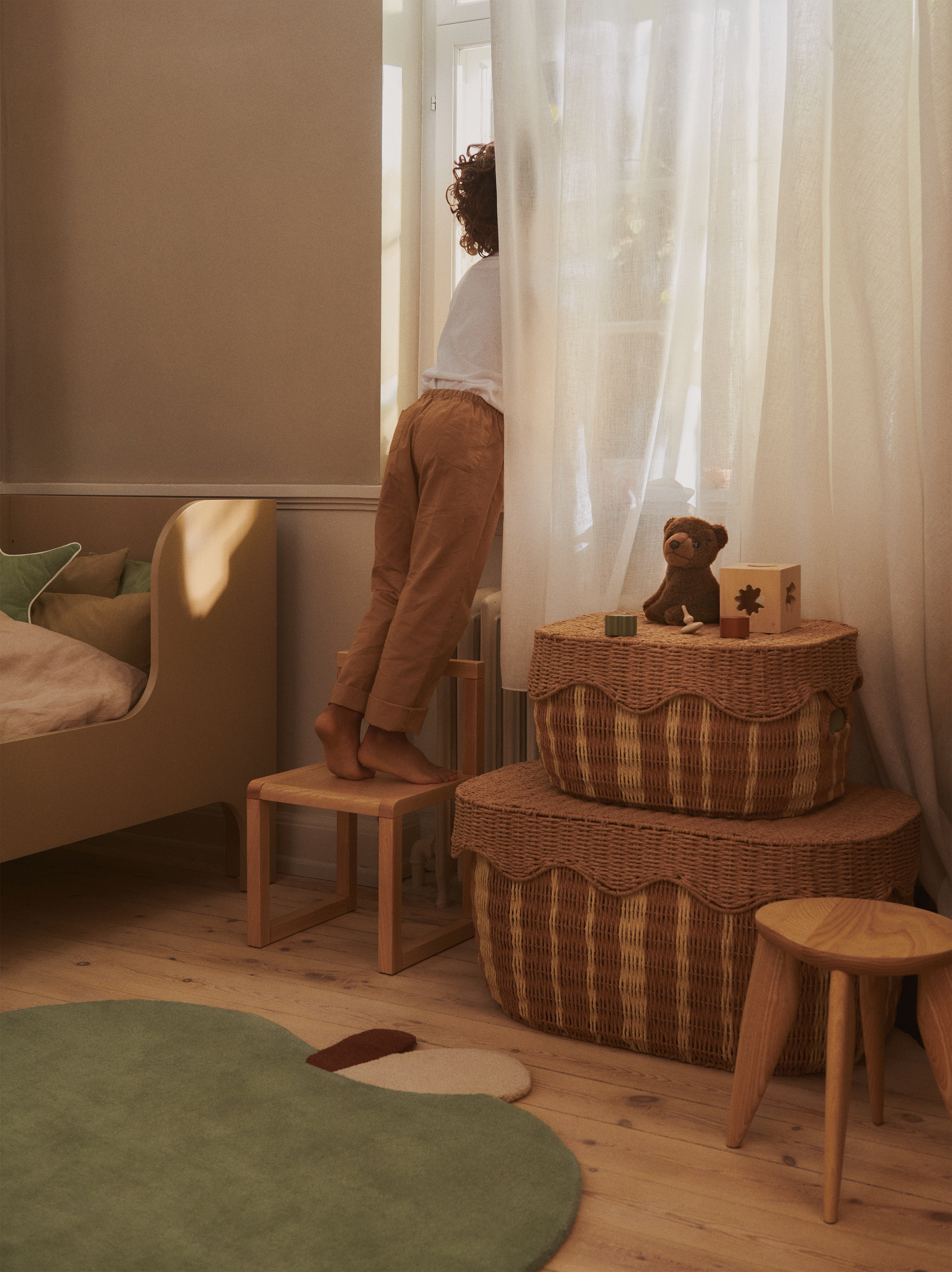 Dětský koberec APPLE zelený s cihlovou a béžovou barvou