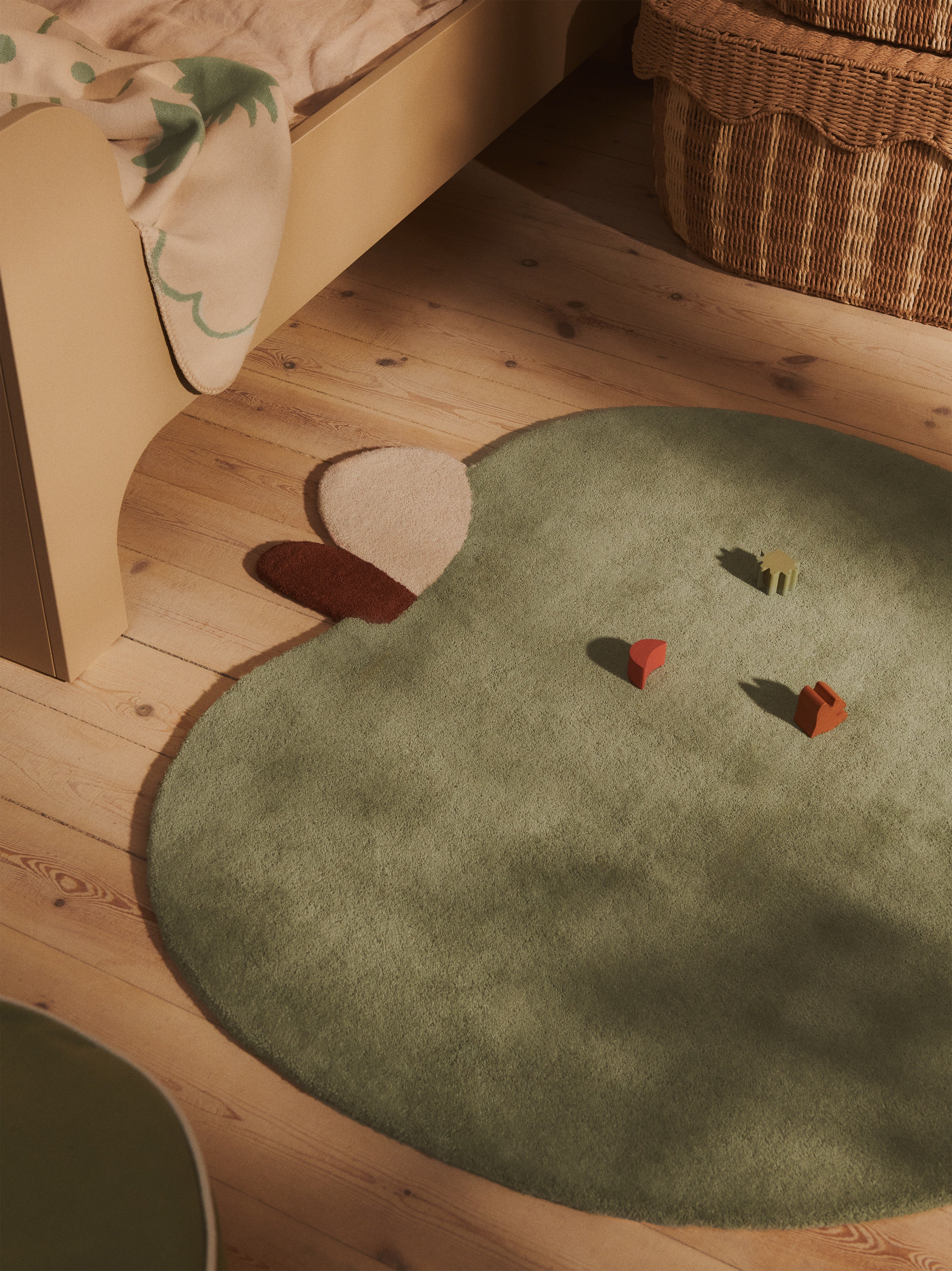 Dětský koberec APPLE zelený s cihlovou a béžovou barvou