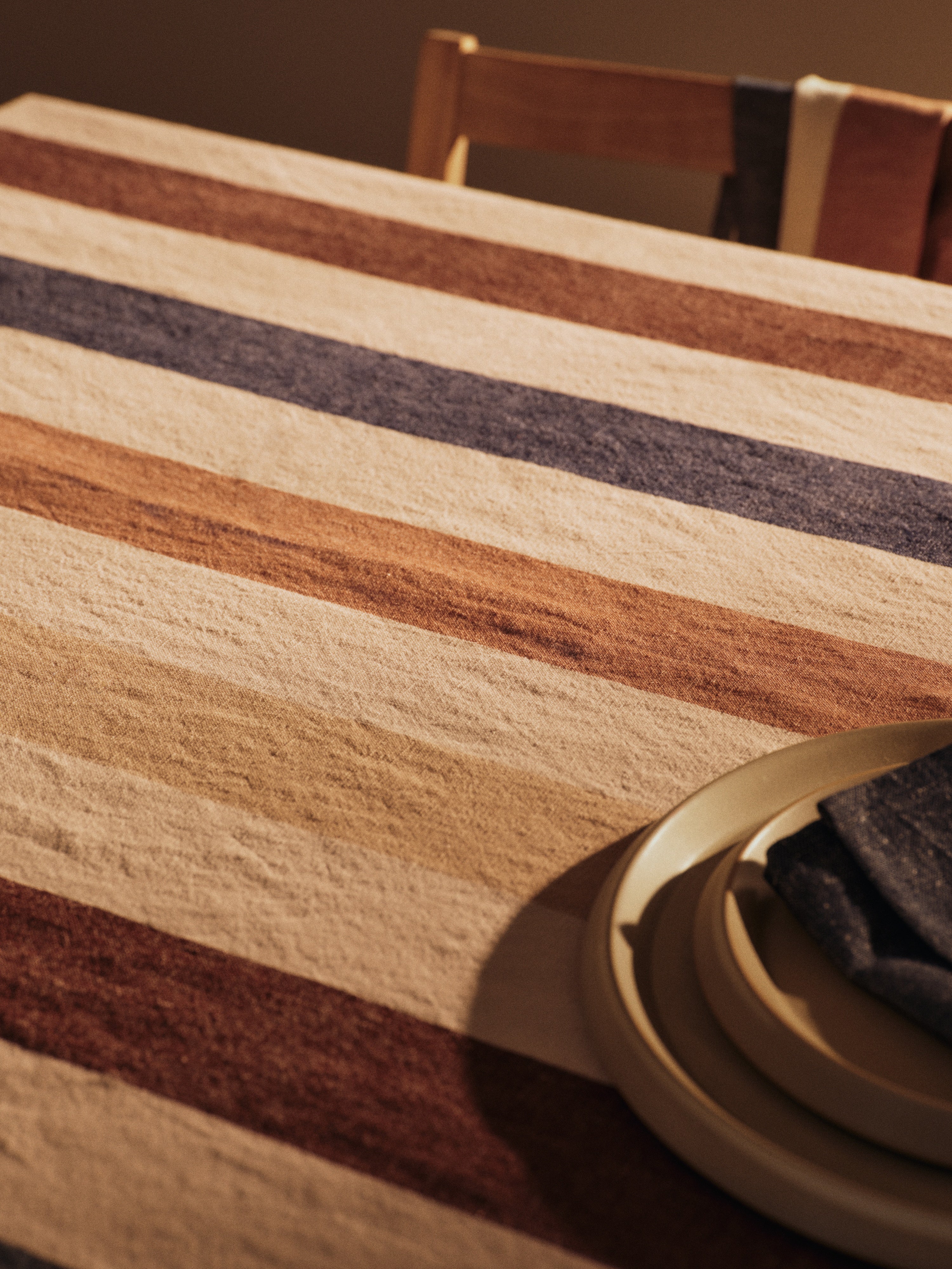 Obrus HALE béžový s kávovou a indigo barvou