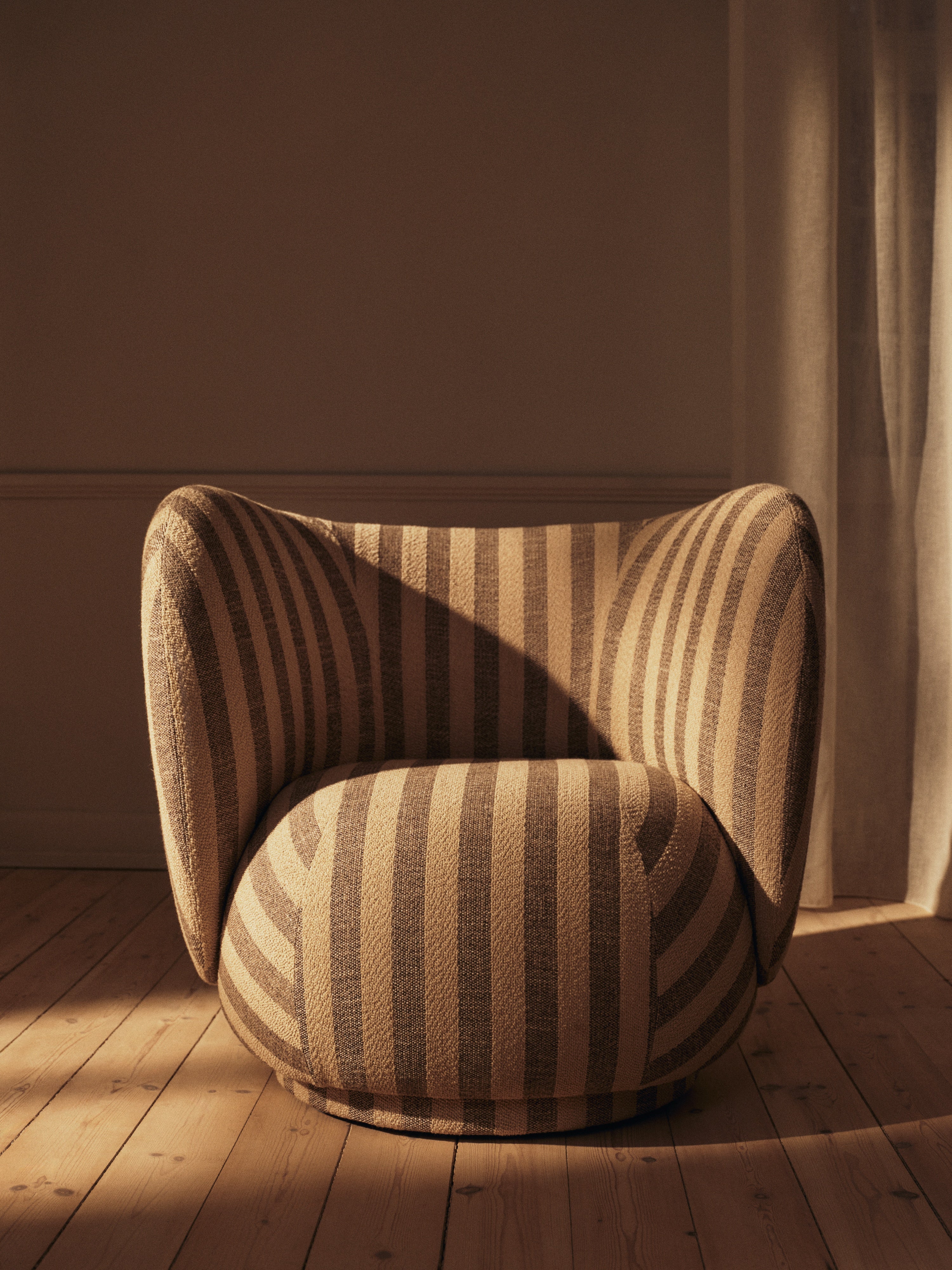 Křeslo RICO LOUNGE Louisiana pískové s rozbitou bílou