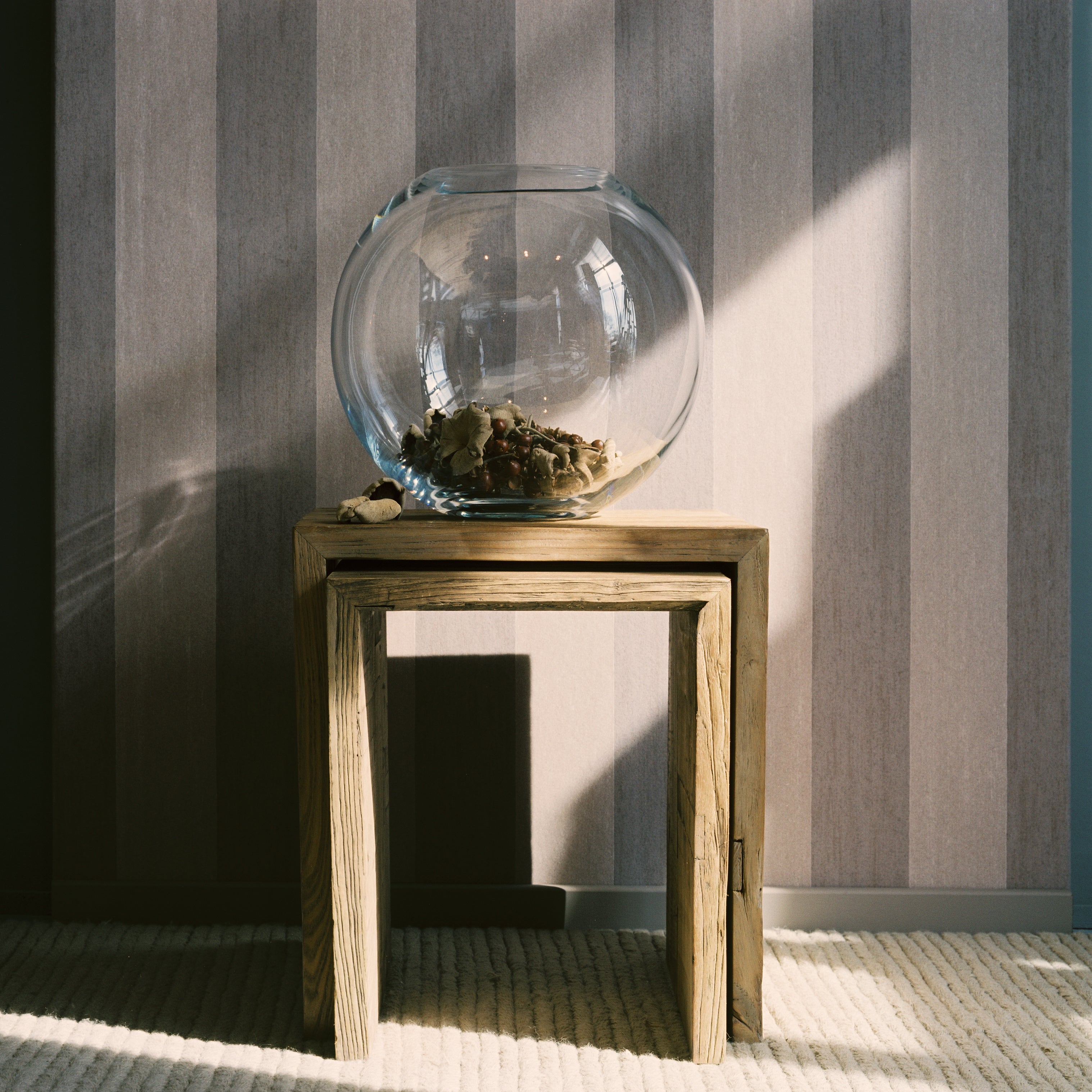 Tapeta se strukturou imitující plátno se vzorem v pruzích STRIPE hnědá