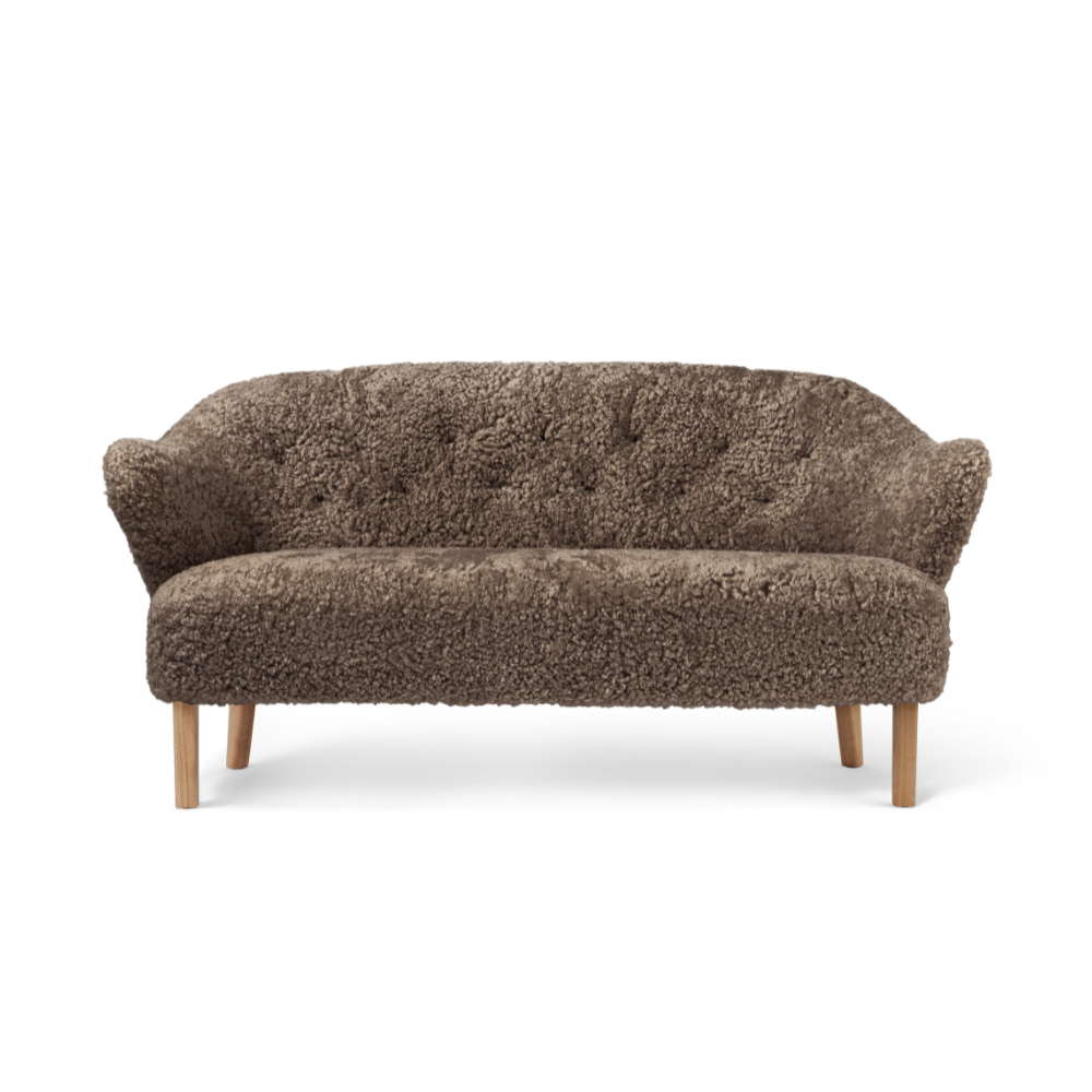 Sofa INGEBORG hnědá ovčí kůže s dubovým podstavcem
