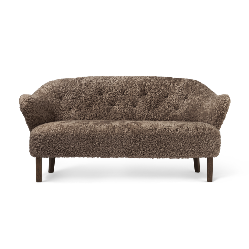Sofa INGEBORG hnědá ovčí kůže s tmavě dubovým podstavcem