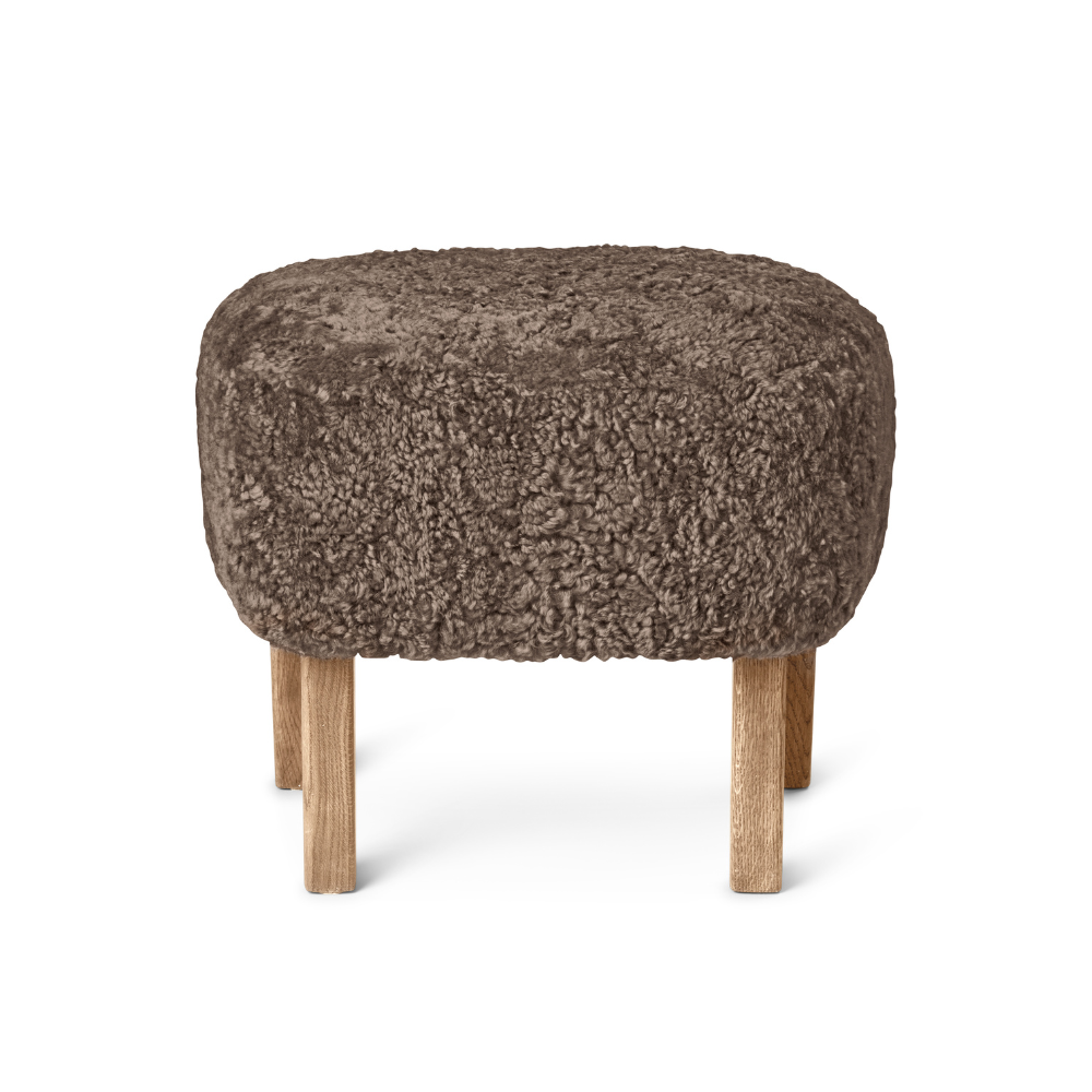 Podnožka INGEBORG hnědá ovčí kůže s dubovým podstavcem