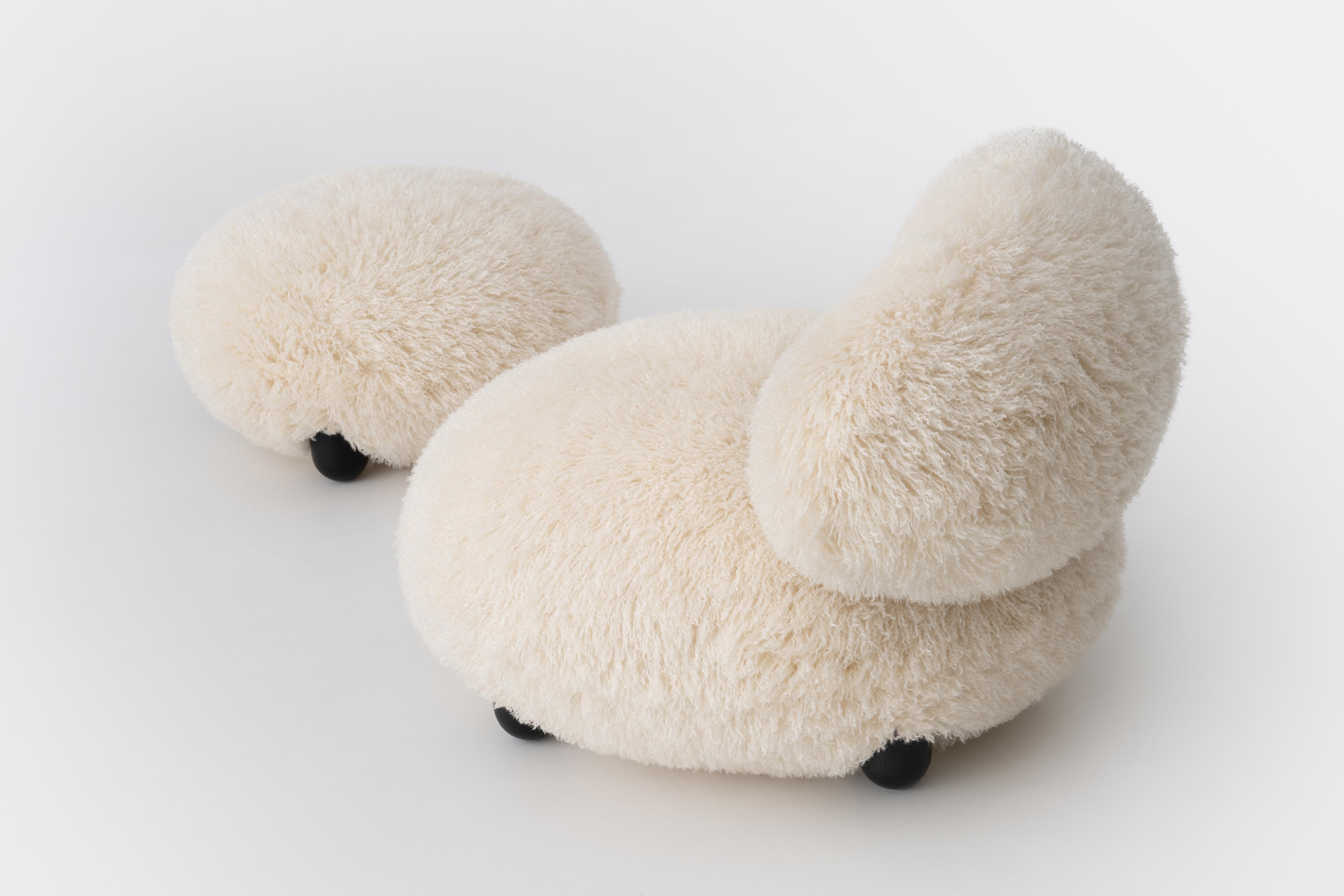 Fotel FLOCK - FLUFFY EDITION sztuczne futerko z drewnianą podstawą – drewno, Noom