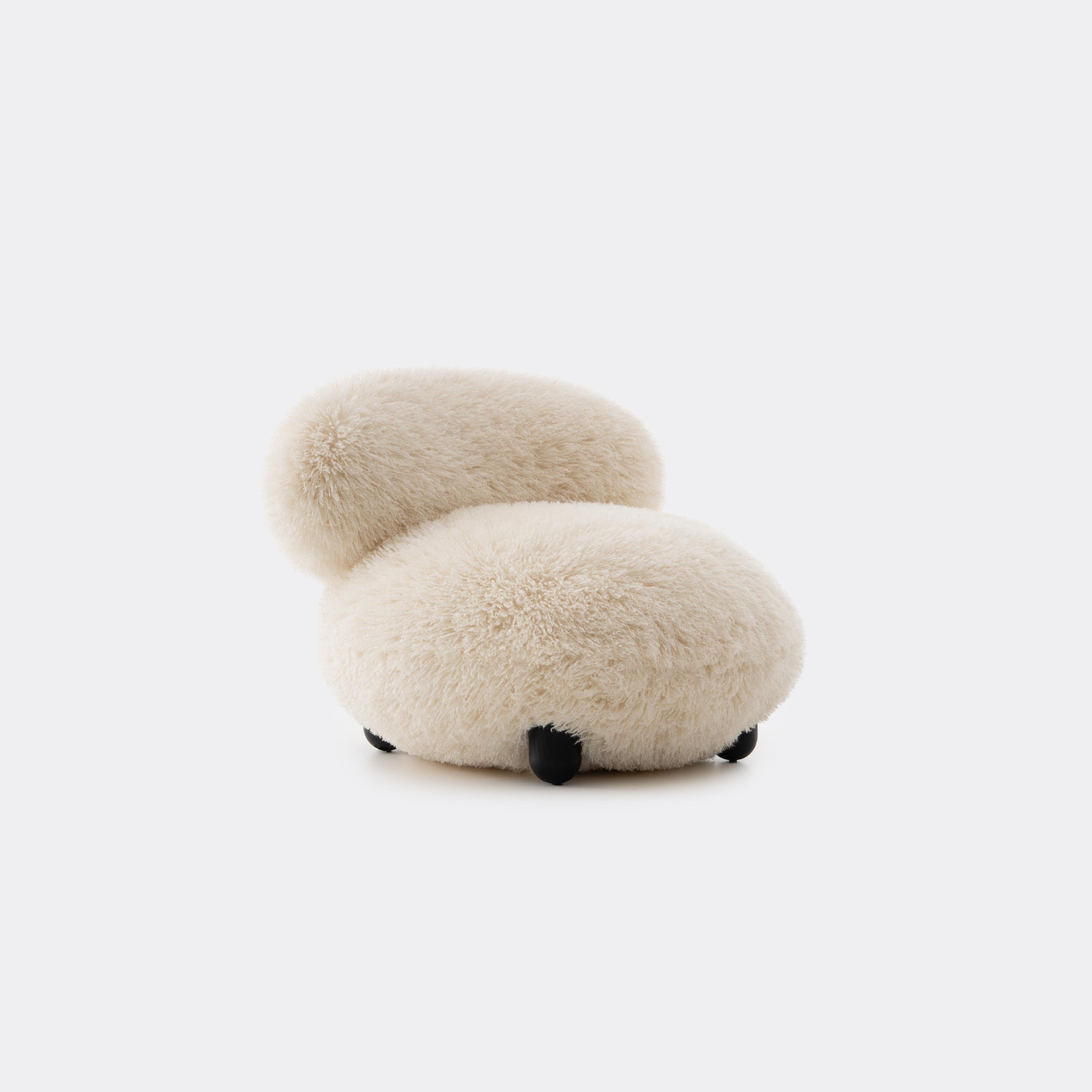 Fotel FLOCK - FLUFFY EDITION sztuczne futerko z drewnianą podstawą – drewno