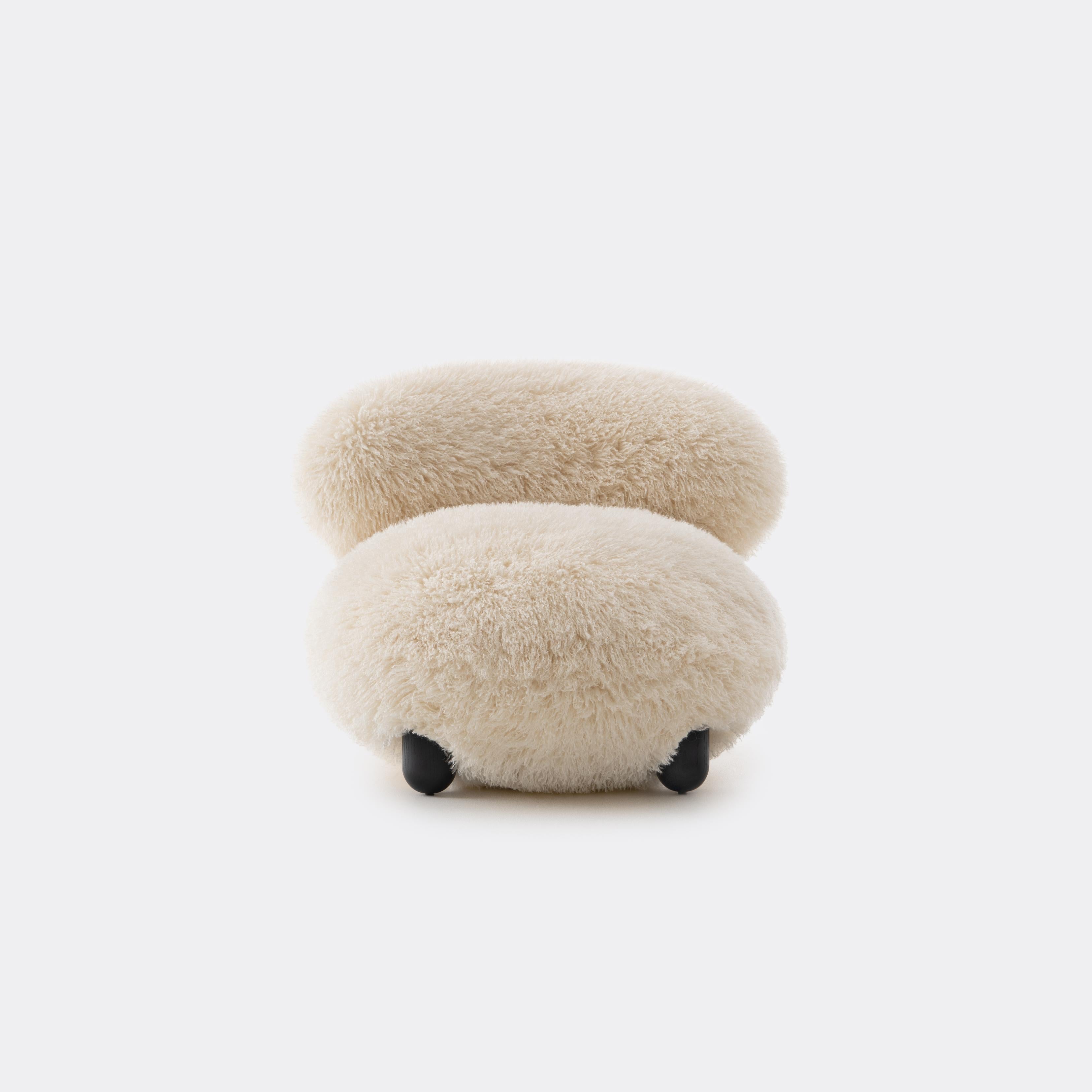 Fotel FLOCK - FLUFFY EDITION sztuczne futerko z drewnianą podstawą do salonu – Noom