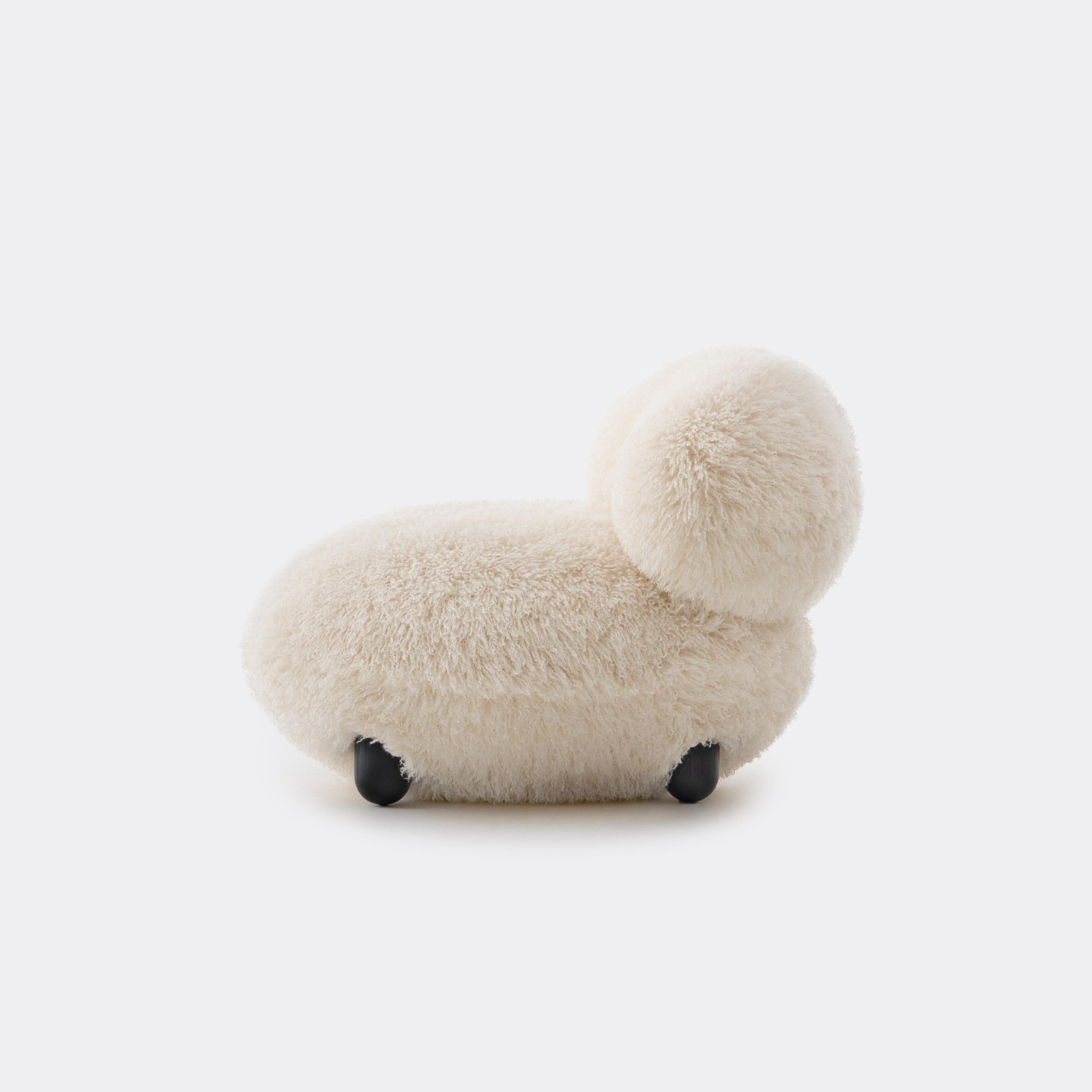 Fotel FLOCK - FLUFFY EDITION sztuczne futerko z drewnianą podstawą – drewno, Noom