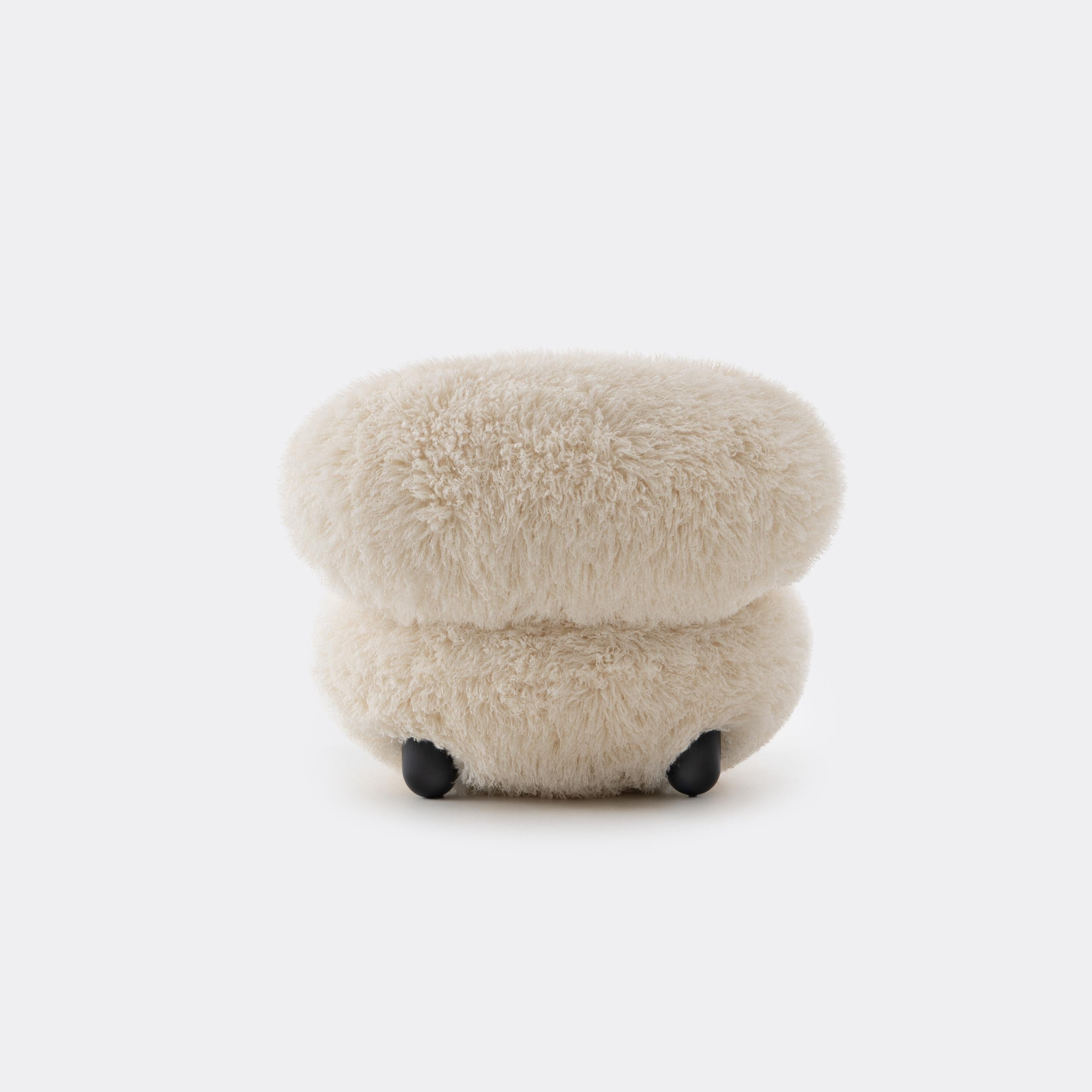Fotel FLOCK - FLUFFY EDITION sztuczne futerko z drewnianą podstawą, marka Noom