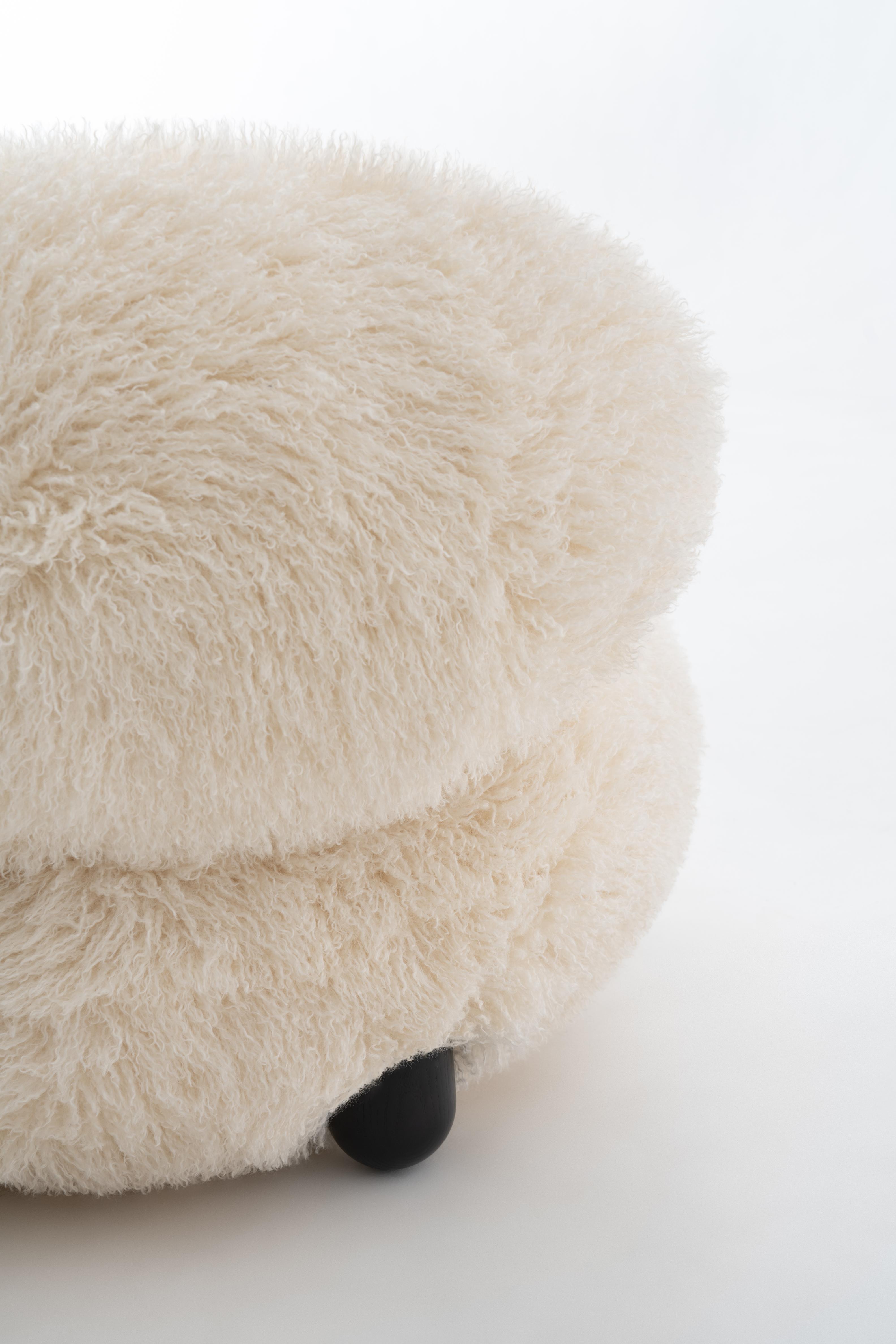 Fotel FLOCK - FLUFFY EDITION sztuczne futerko z drewnianą podstawą do salonu