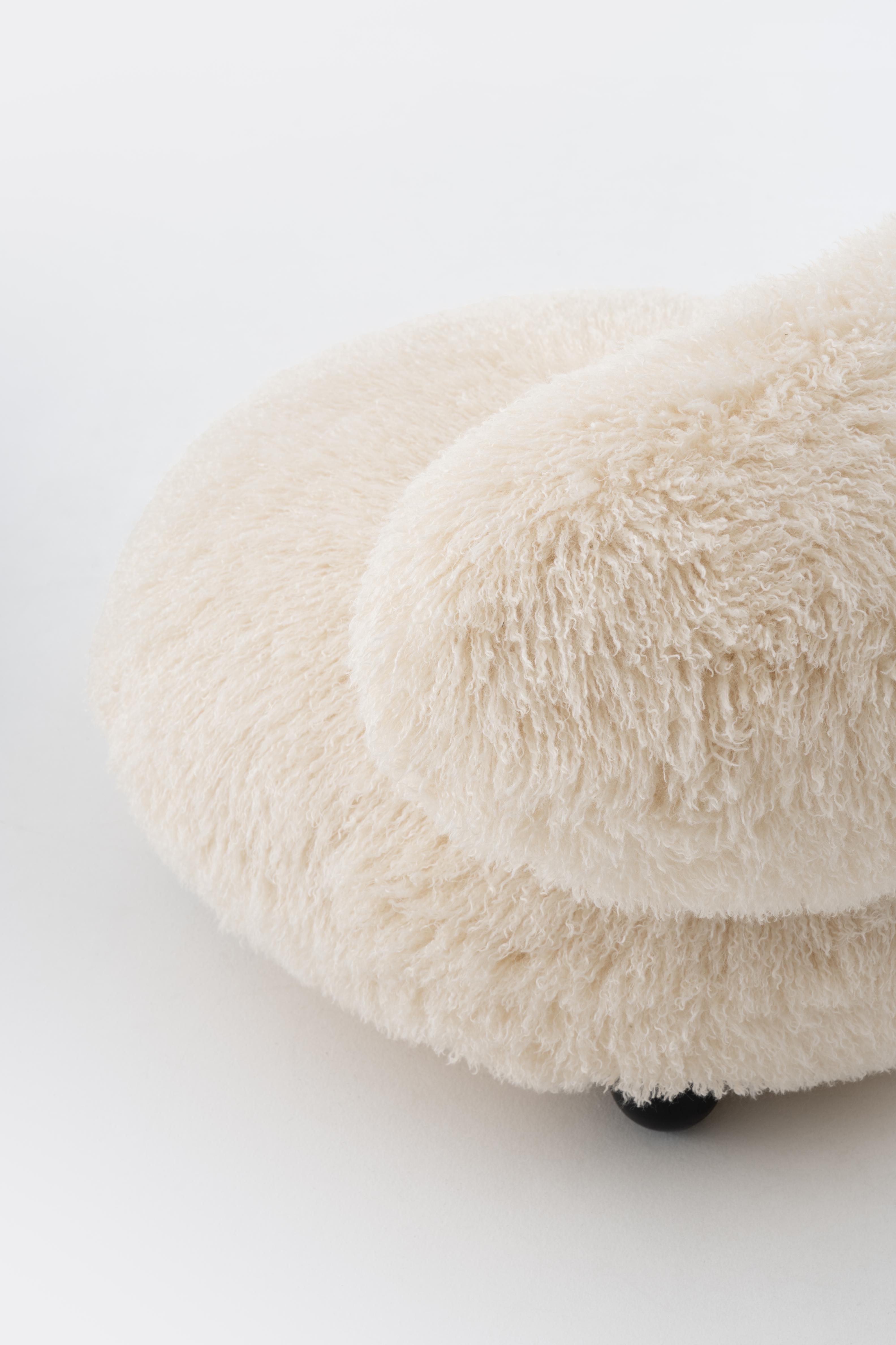 Fotel FLOCK - FLUFFY EDITION sztuczne futerko z drewnianą podstawą – drewno