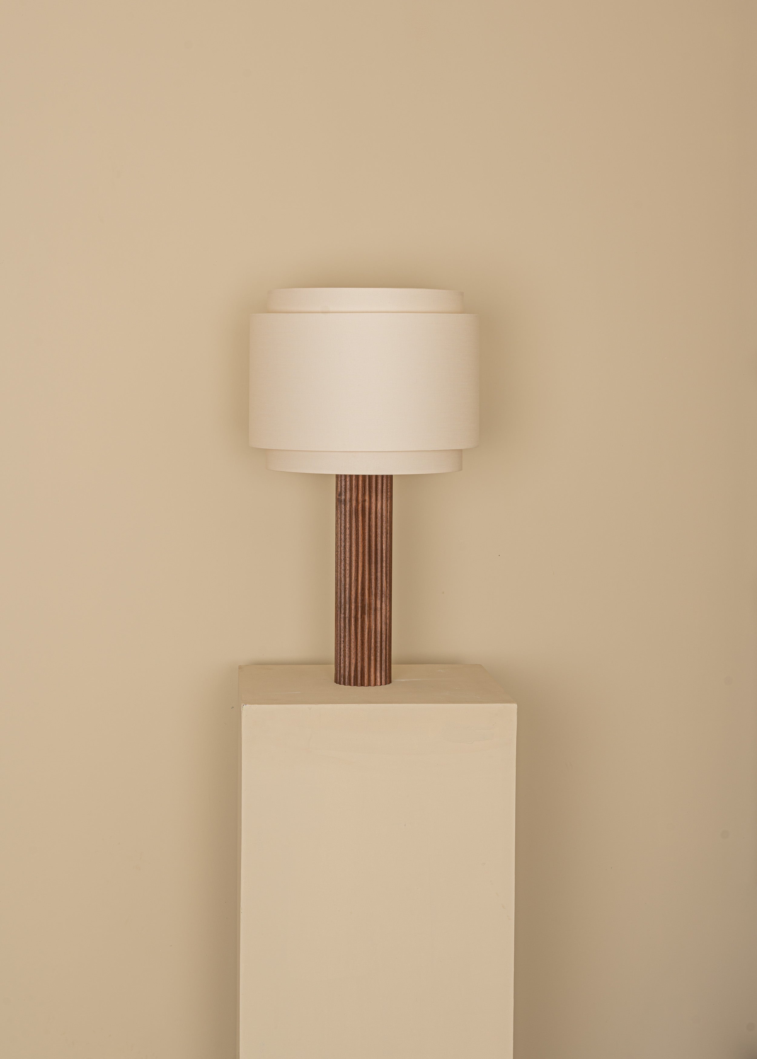 Stolní lampa FLUTA ořechové dřevo