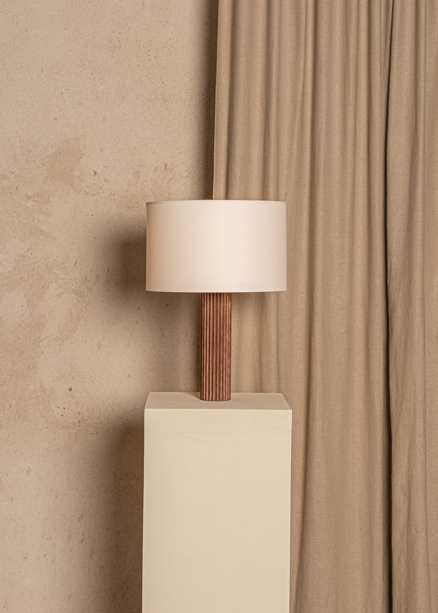 Stolní lampa FLUTA ořechové dřevo