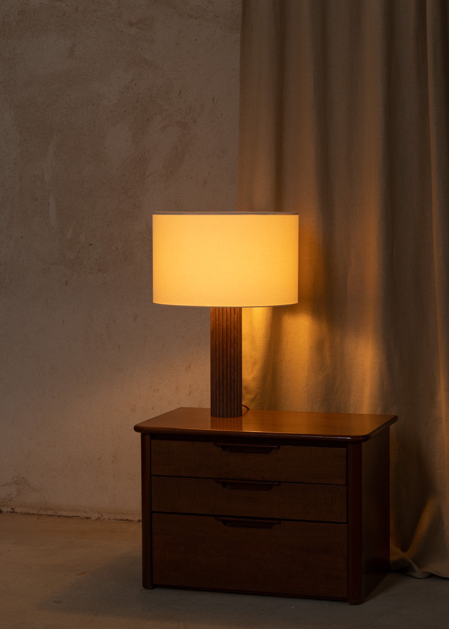 Stolní lampa FLUTA ořechové dřevo