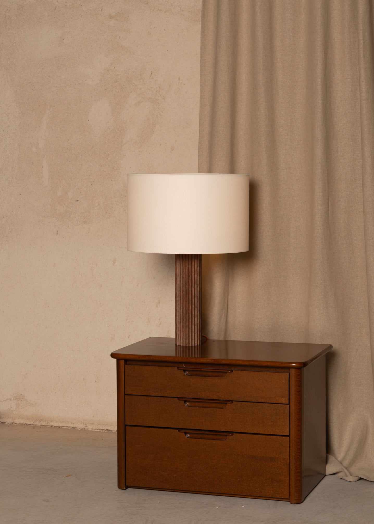 Stolní lampa FLUTA ořechové dřevo