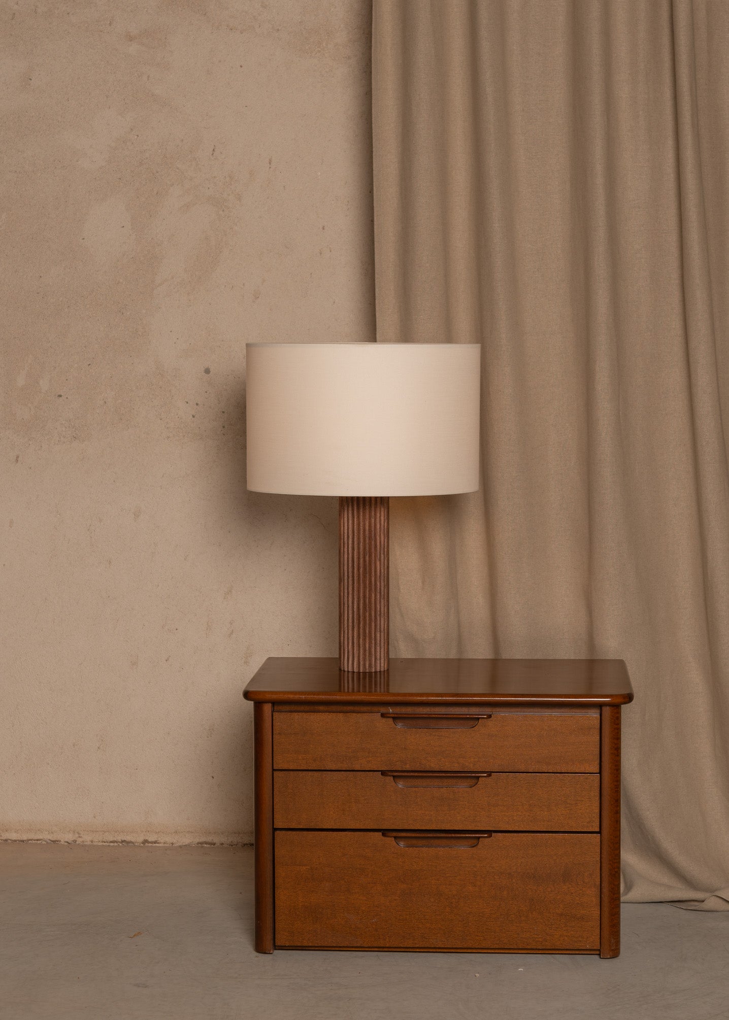 Stolní lampa FLUTA ořechové dřevo