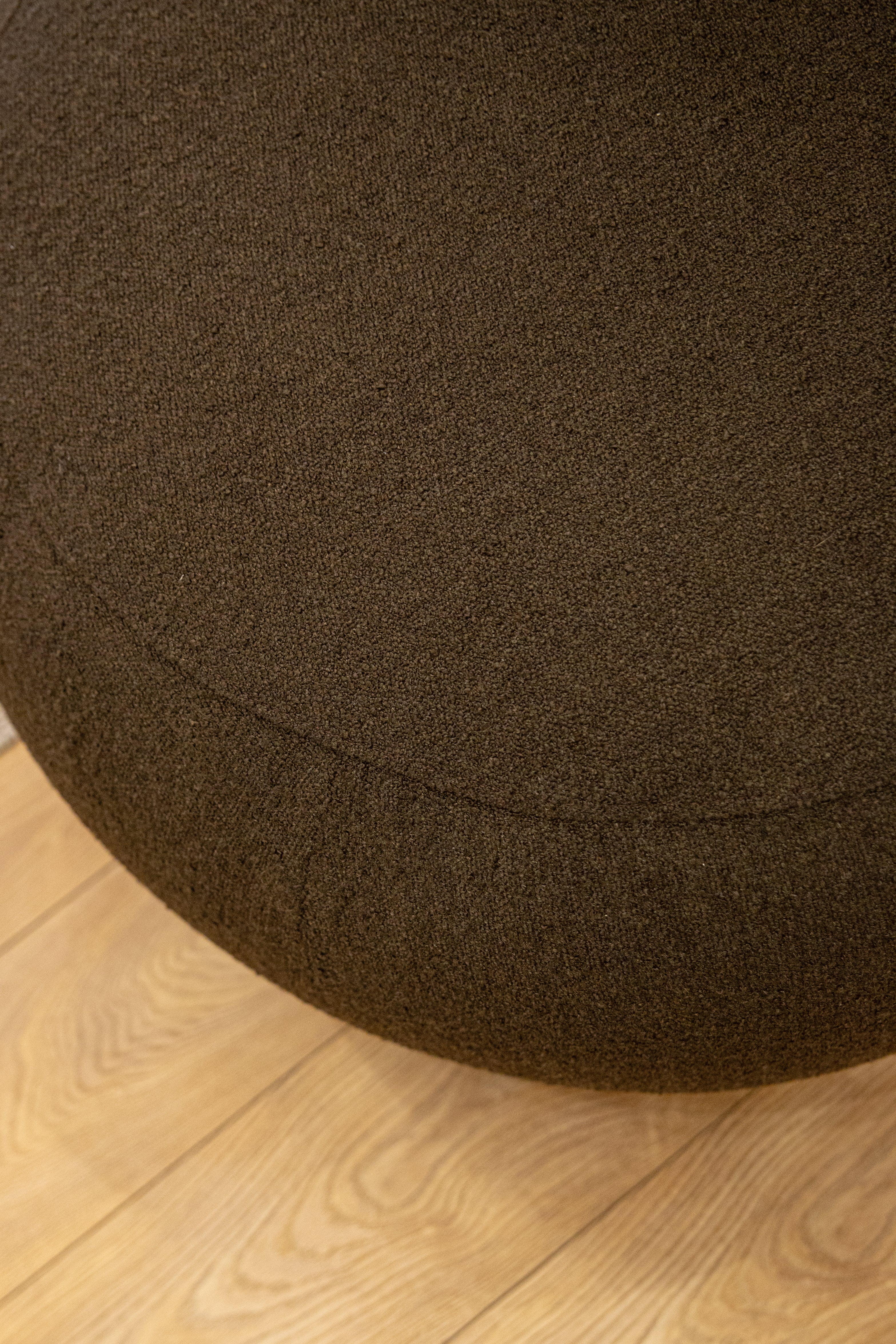 Fotel obrotowy MILO czekoladowy boucle – tkanina bouclé