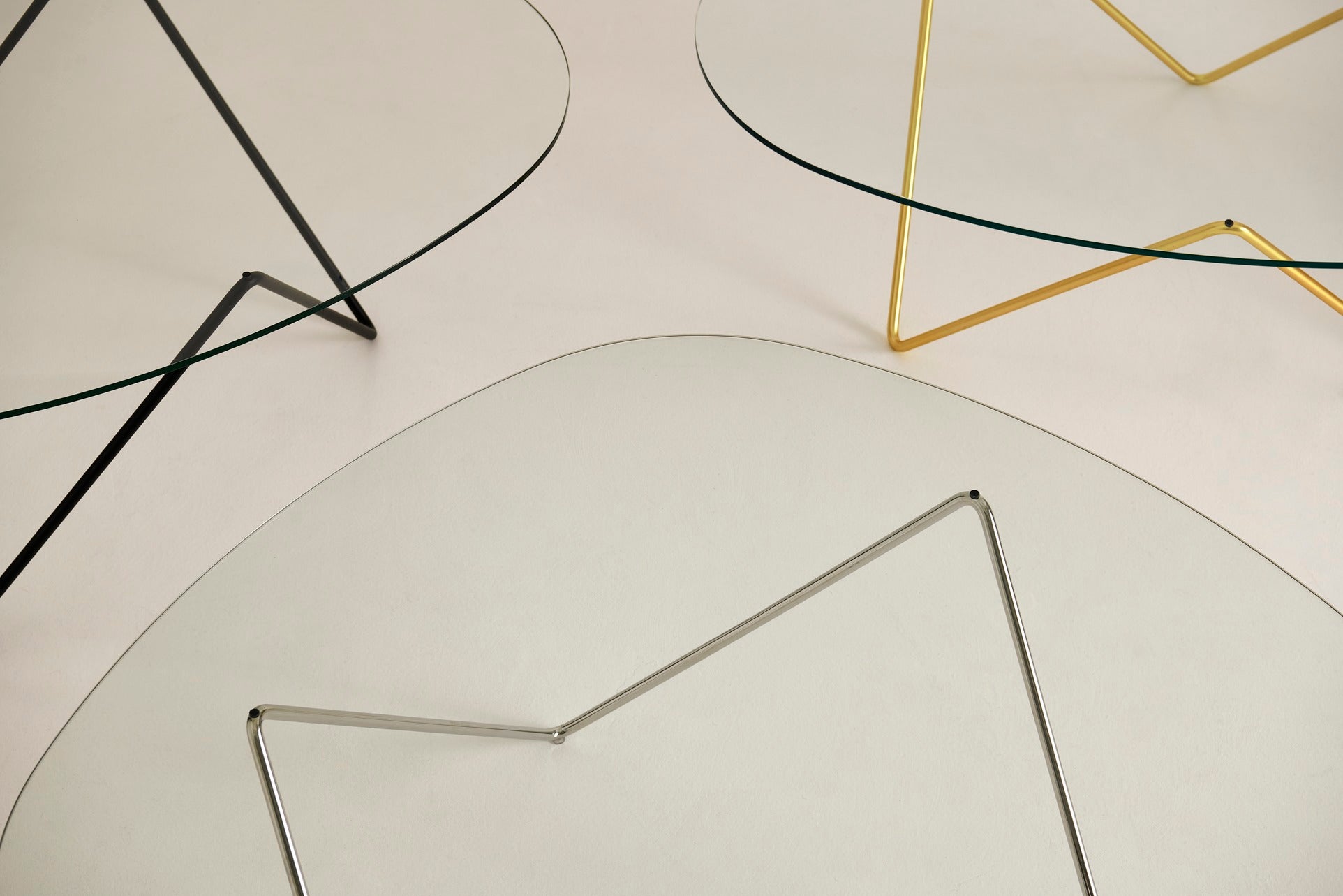 Konferenční stolek PEDRERA sklo s černým podstavcem