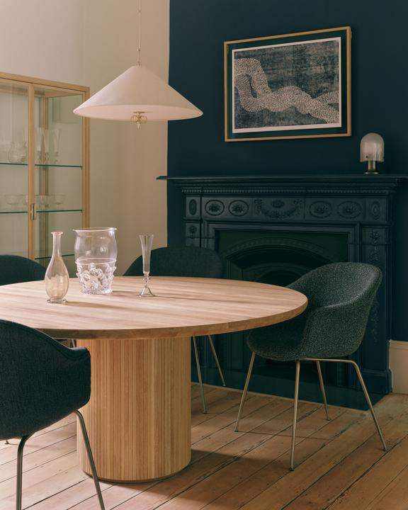 Čalouněné křeslo BAT s mosazným podstavcem