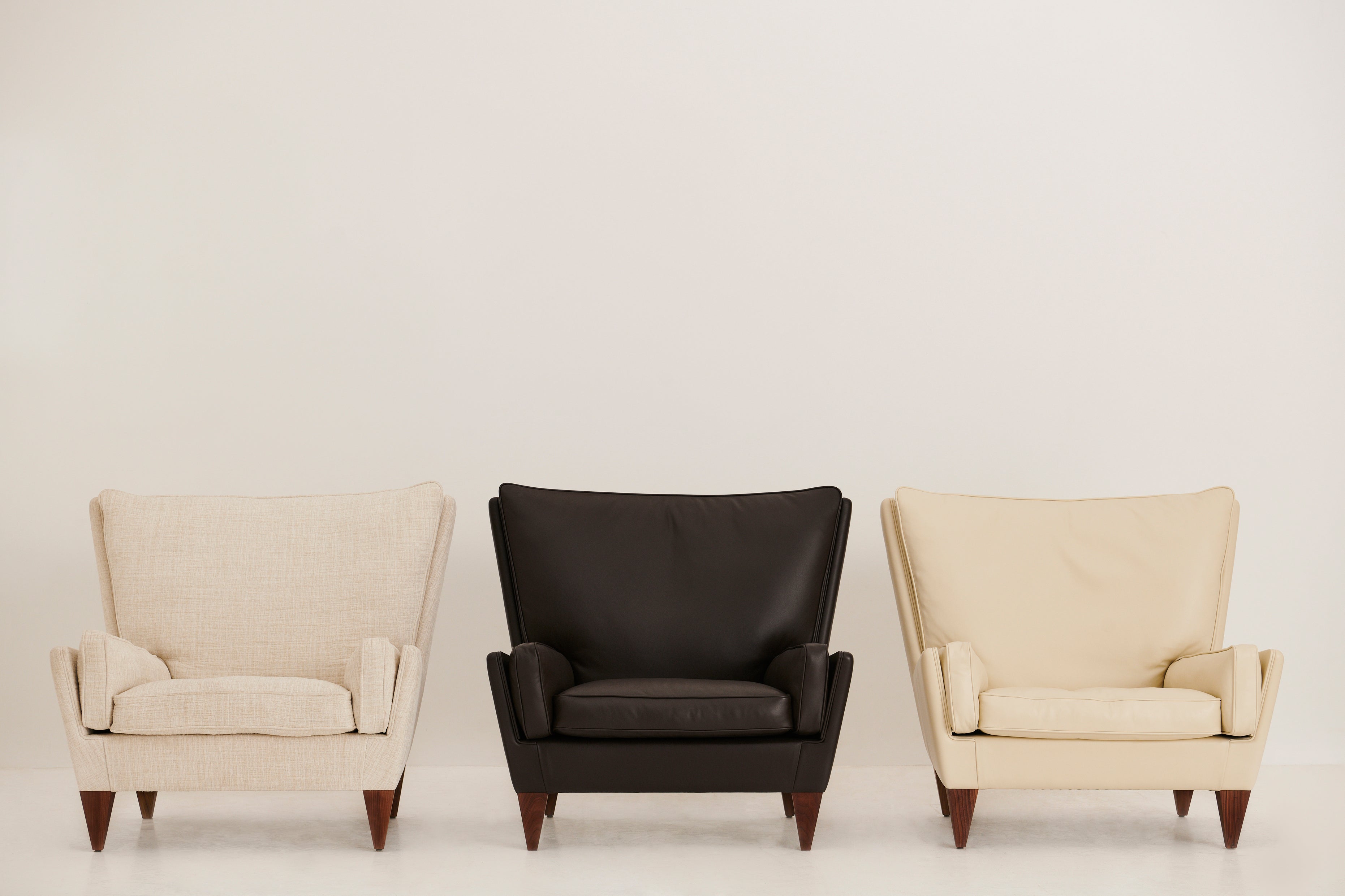 Křeslo V11 čalouněné s ořechovým podstavcem