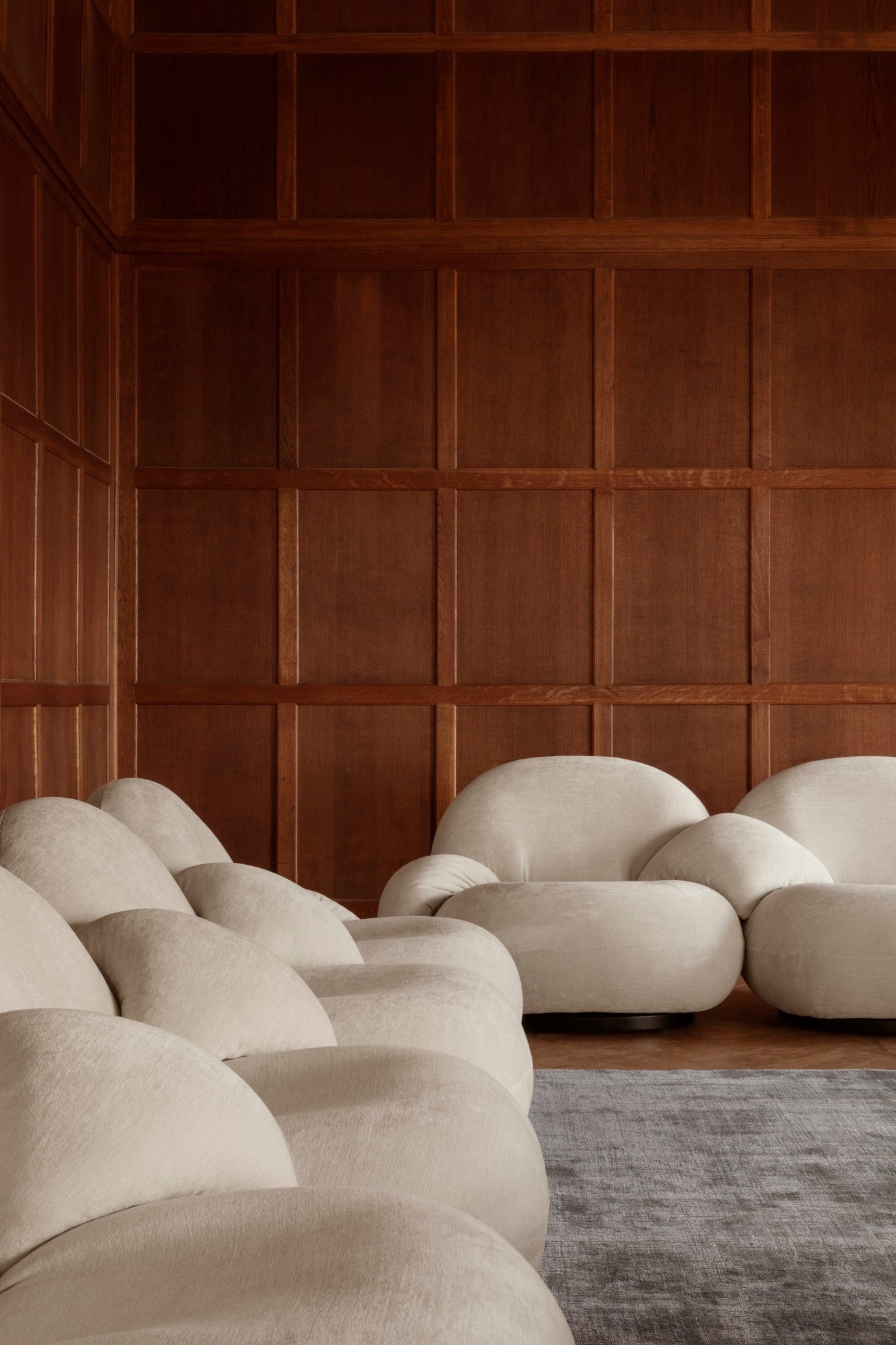 Pohovka 2-osobová PACHA čalouněná se zlatým podstavcem