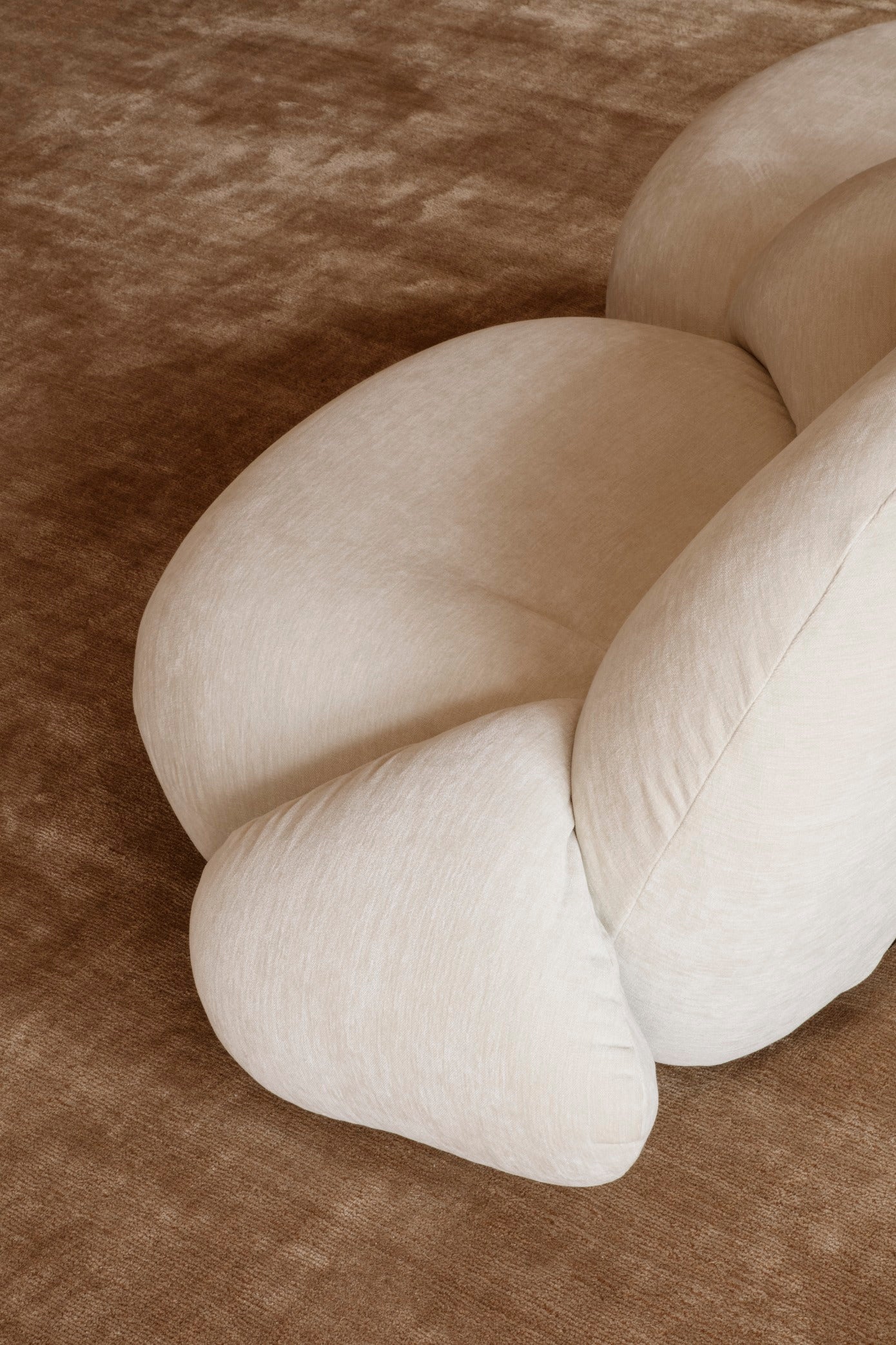 Pohovka 2-osobová PACHA čalouněná se zlatým podstavcem