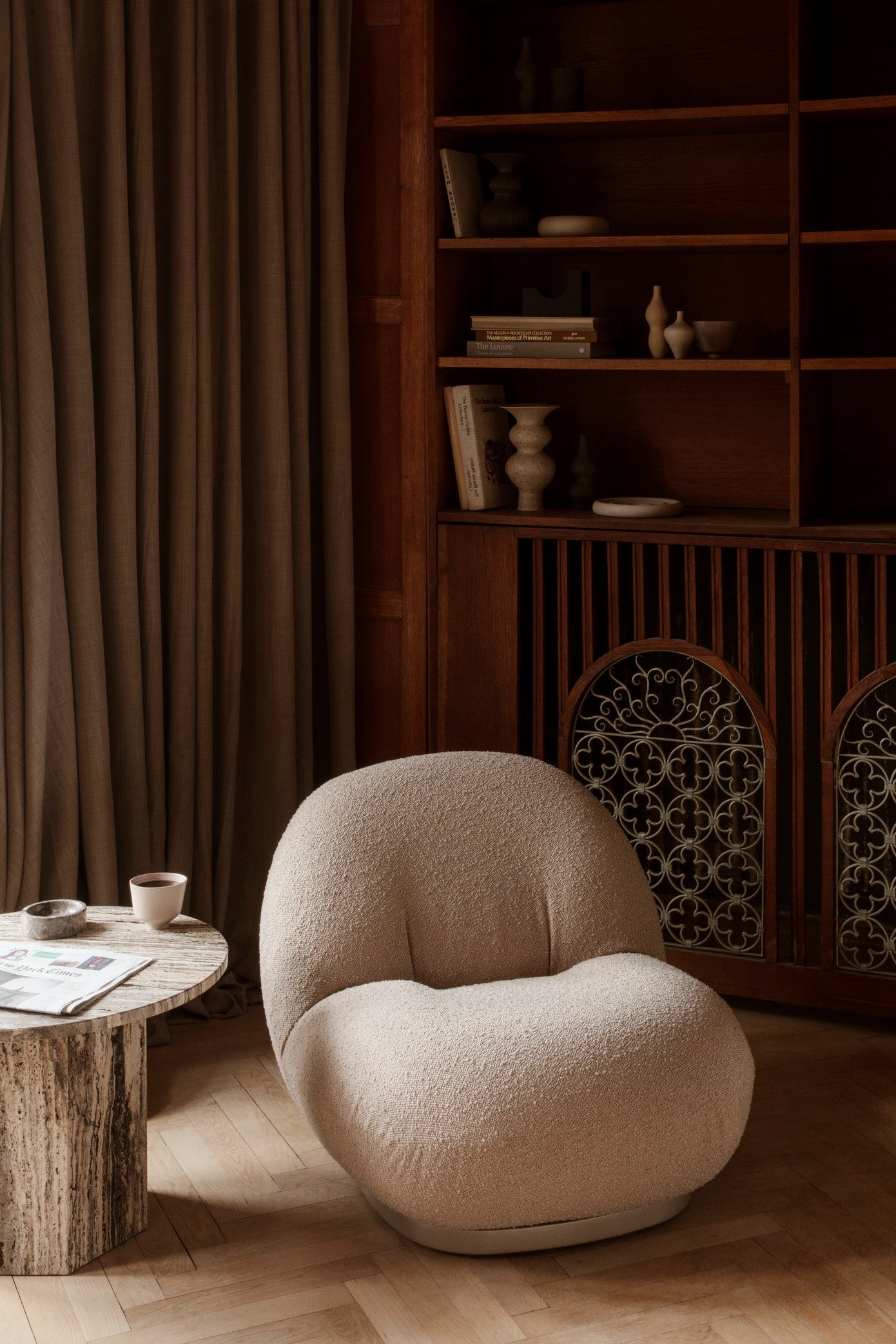 Křeslo PACHA čalouněné s černým podstavcem