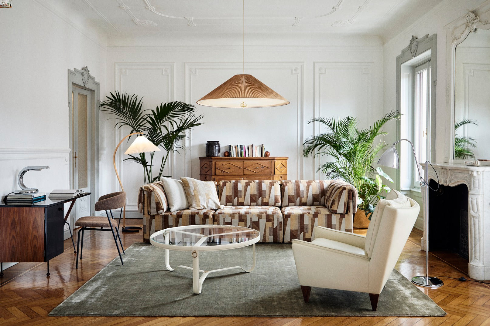 VIOLIN upholstered chair with black base