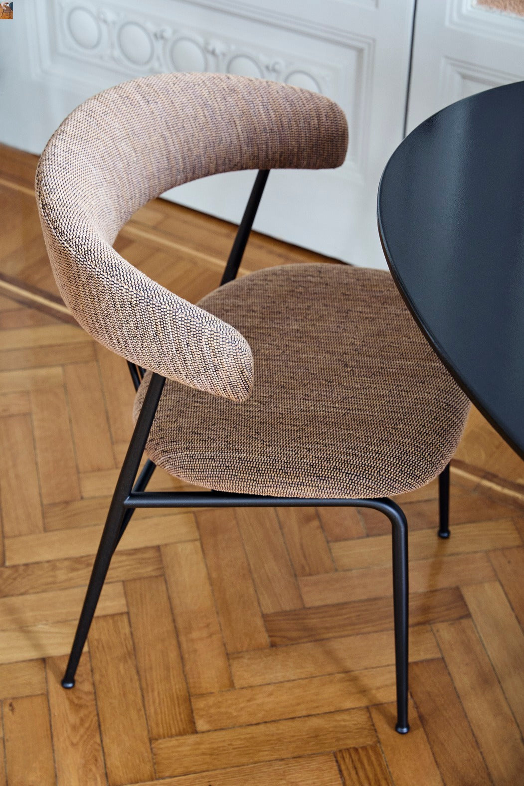 VIOLIN upholstered chair with black base