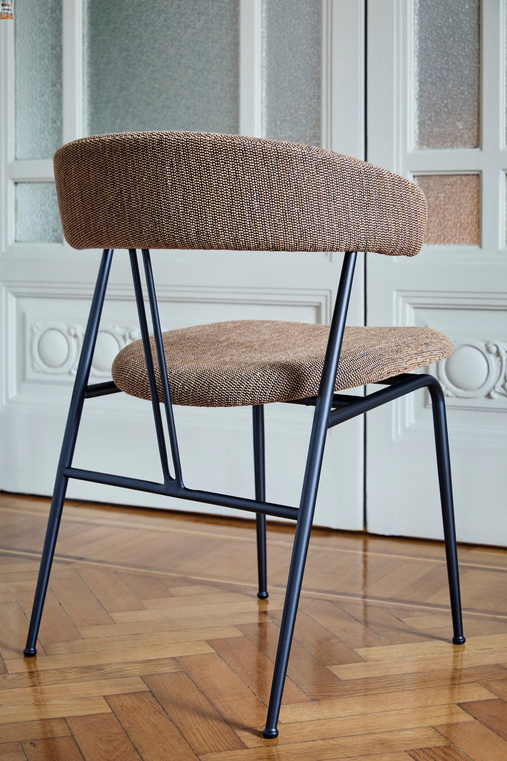 VIOLIN upholstered chair with black base