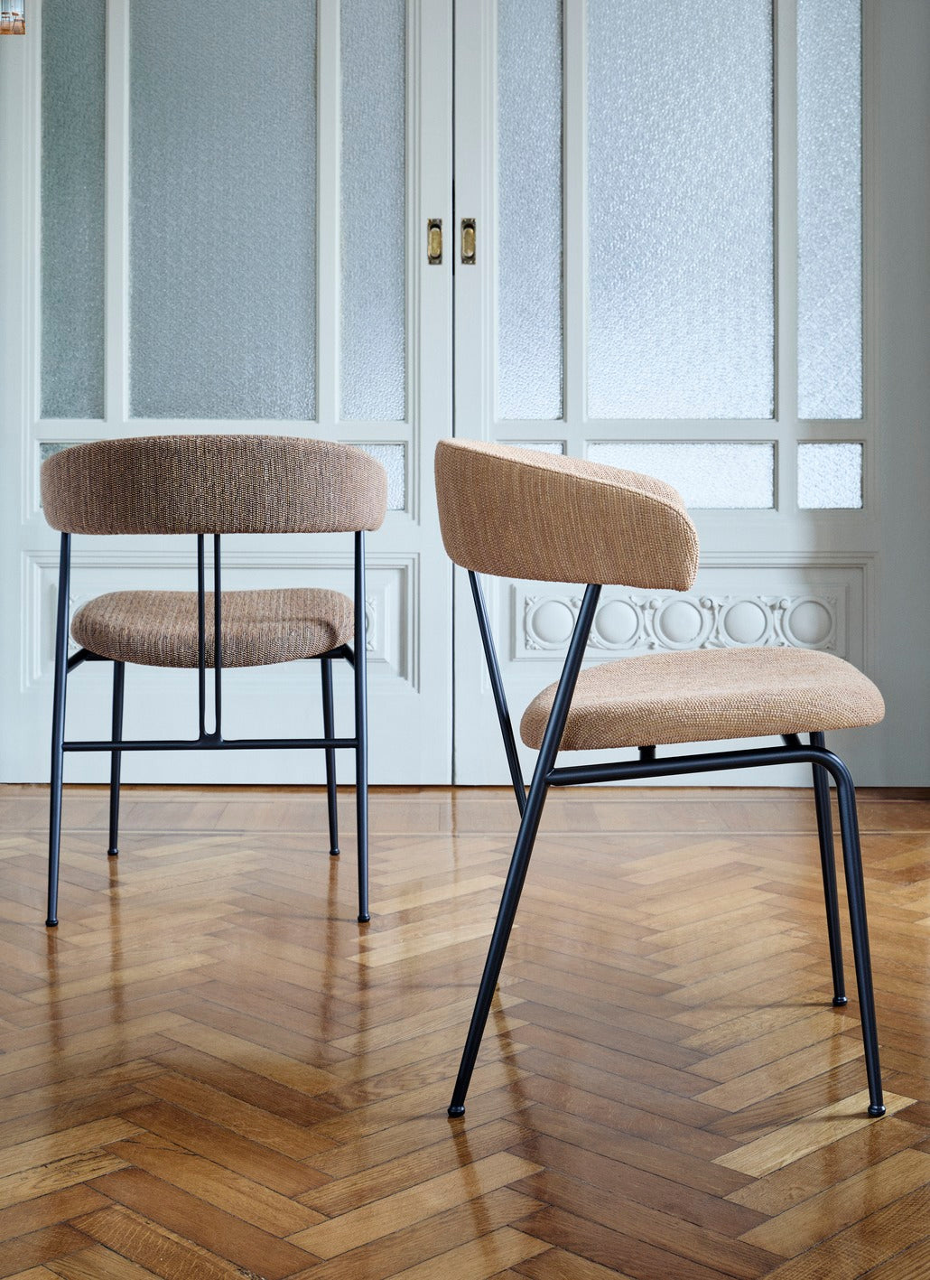 VIOLIN upholstered chair with black base