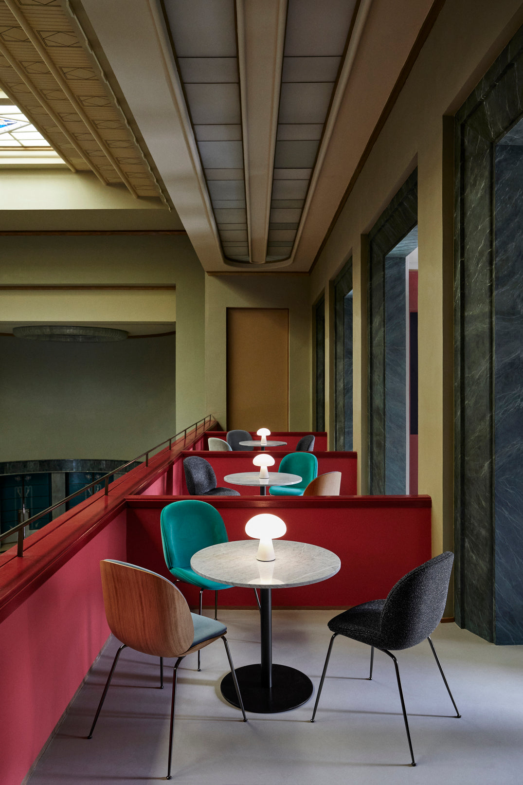 Kulatý stůl 1.0 černý mramor s černým podstavcem