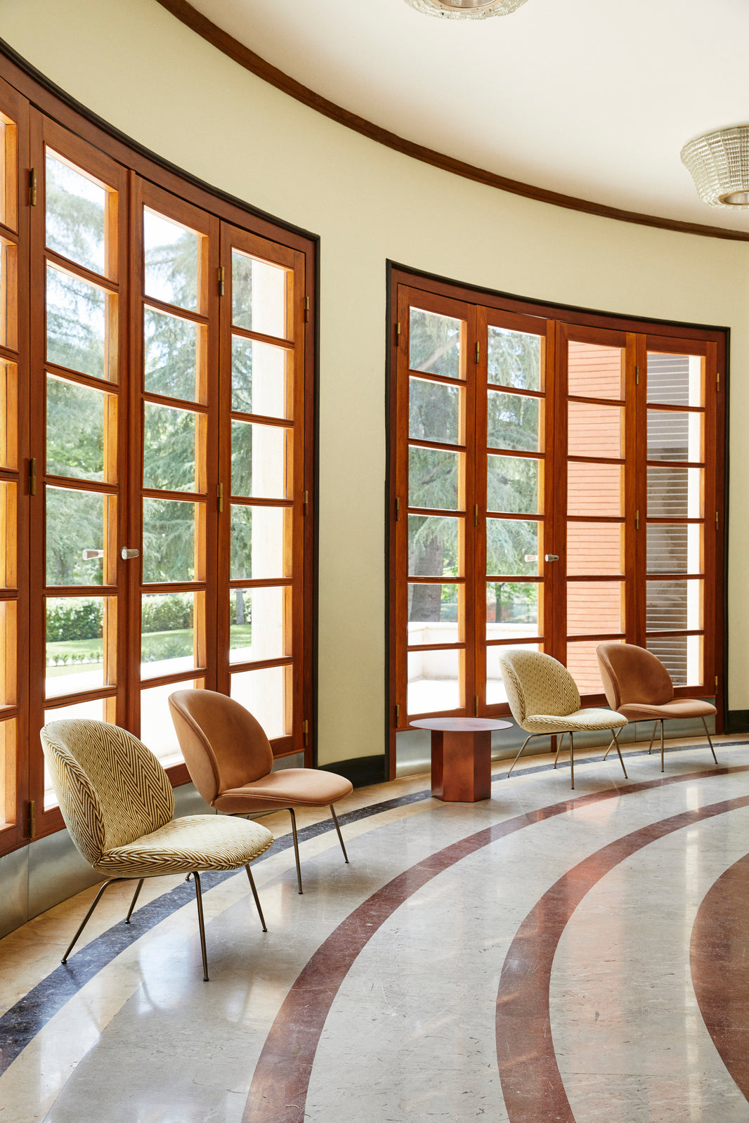 Křeslo BEETLE čalouněné se zlatým podstavcem