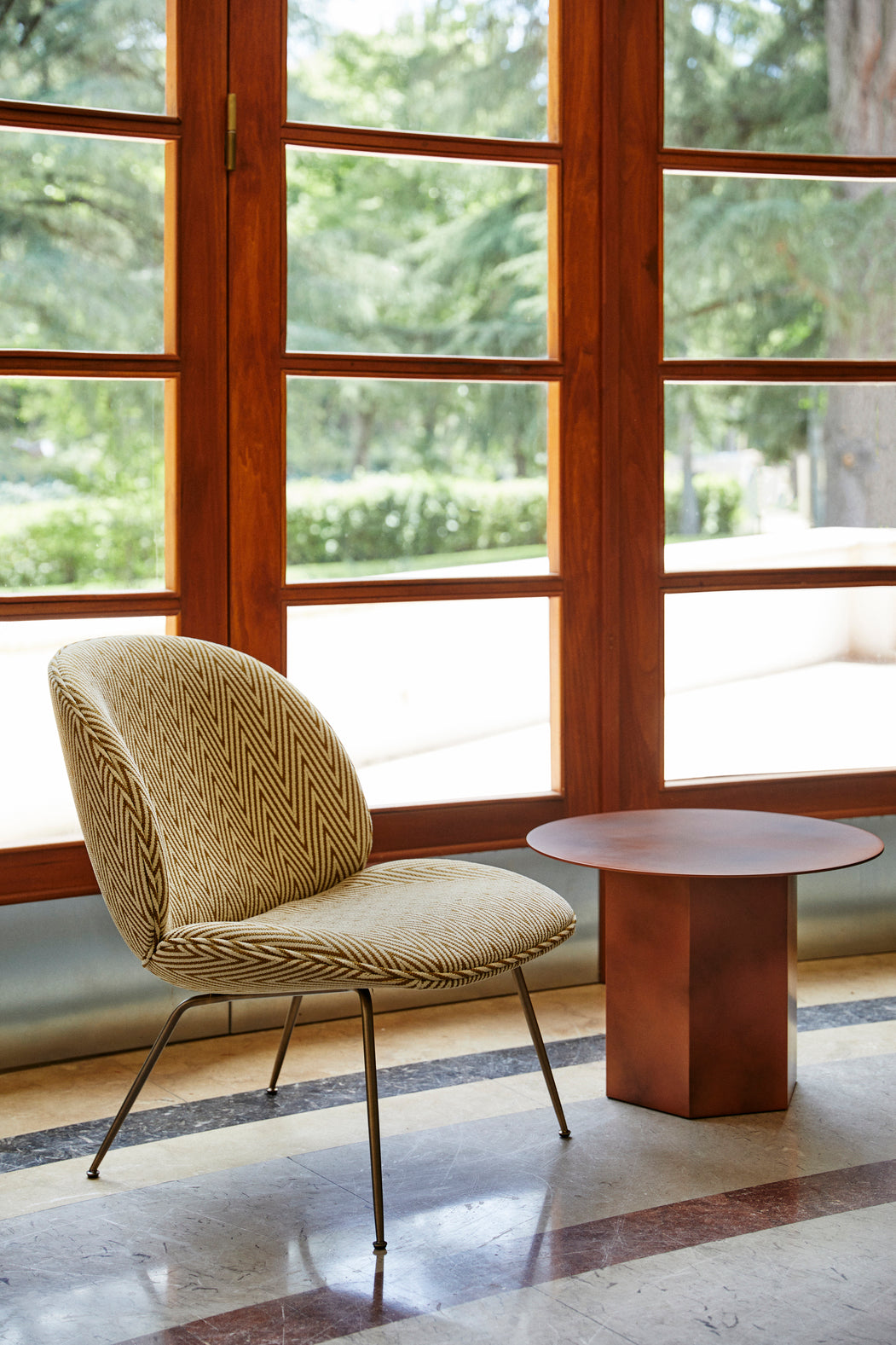 Křeslo BEETLE čalouněné se zlatým podstavcem