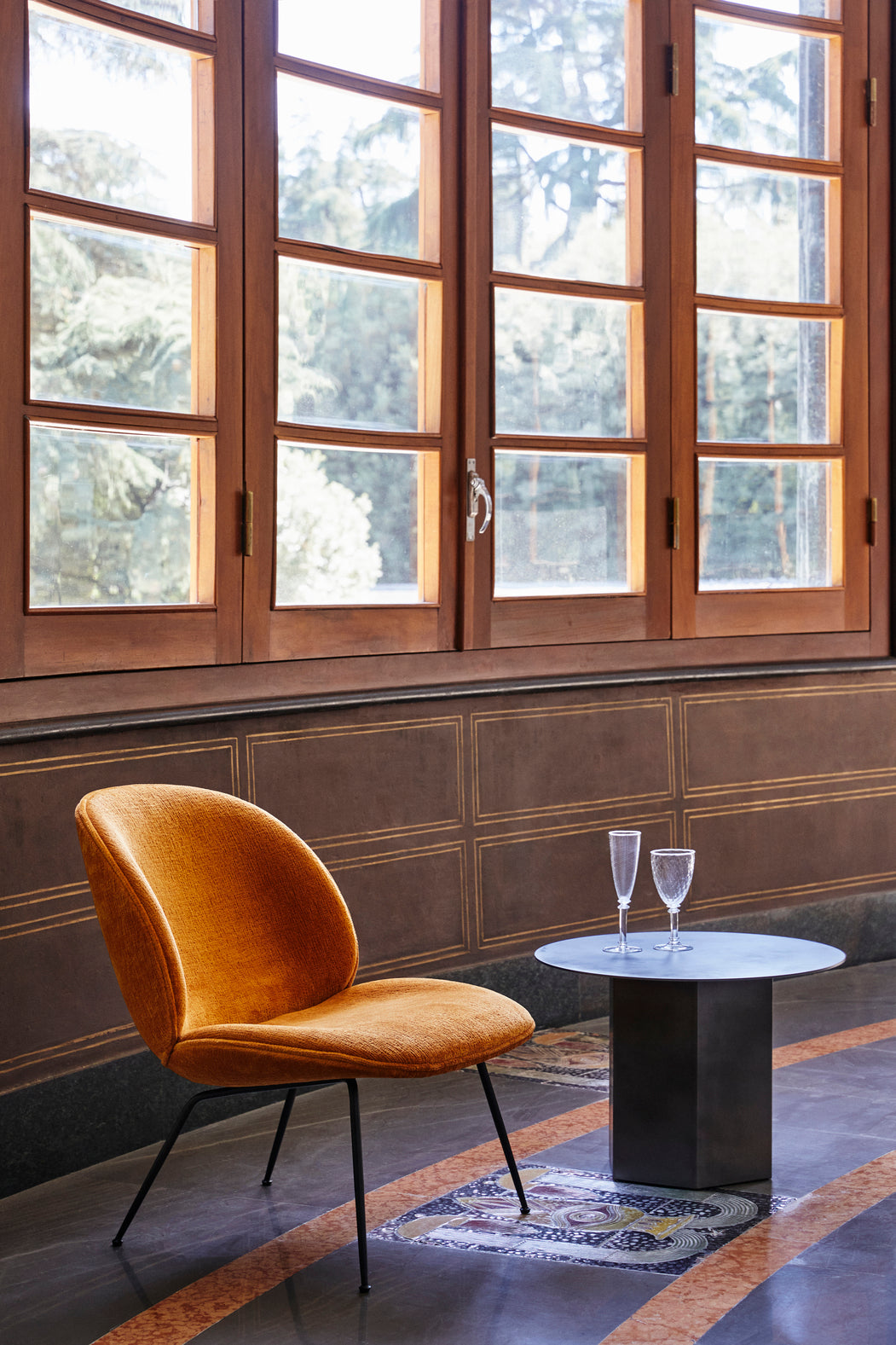 Křeslo BEETLE čalouněné se zlatým podstavcem