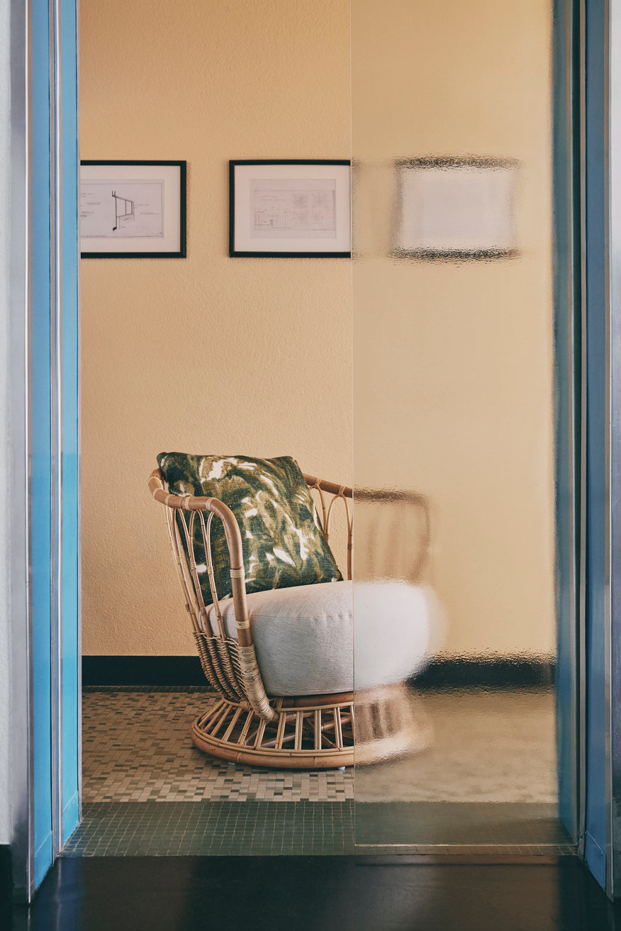 GRACE upholstered armchair with a rattan base