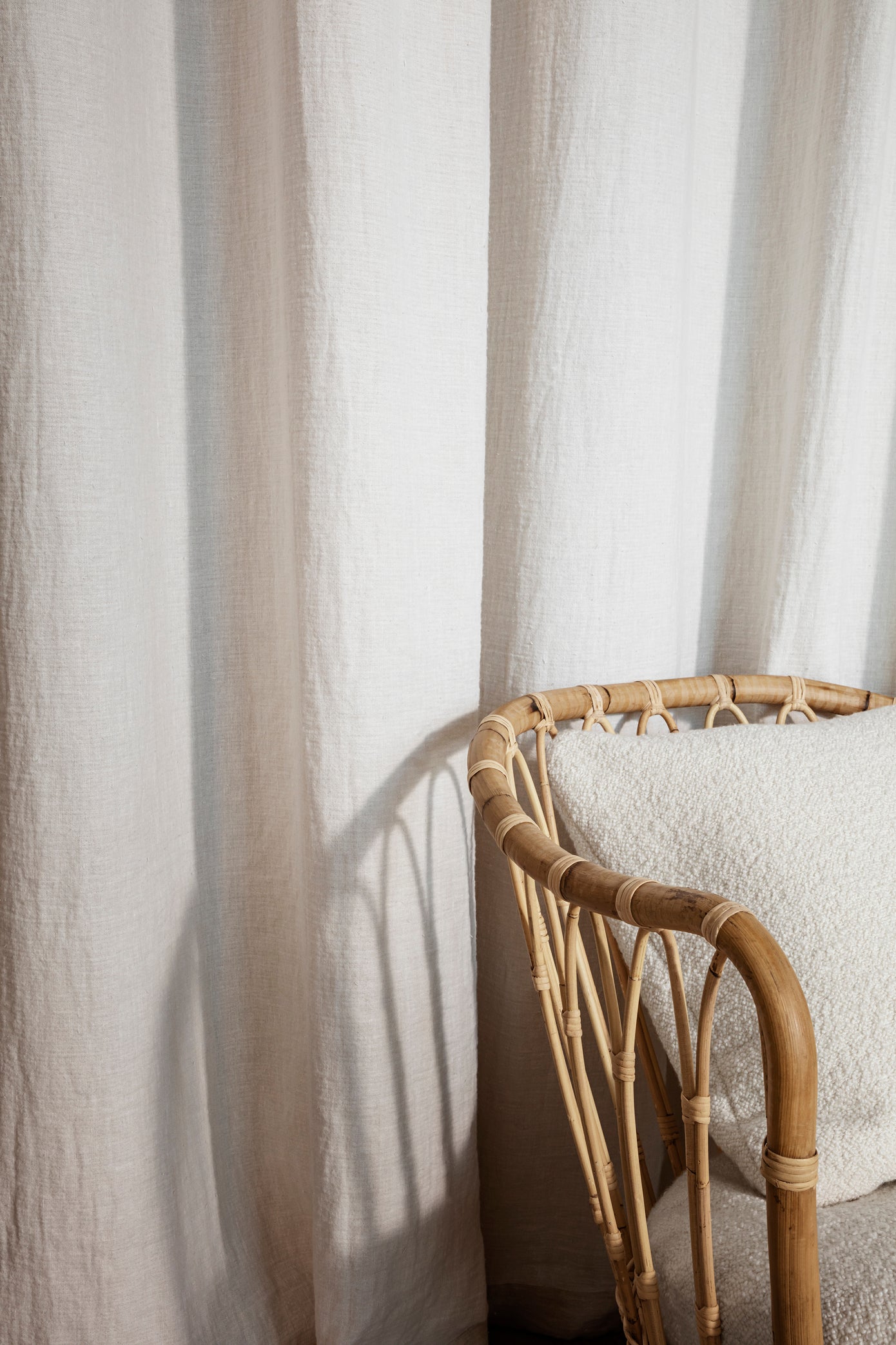 GRACE upholstered armchair with a rattan base