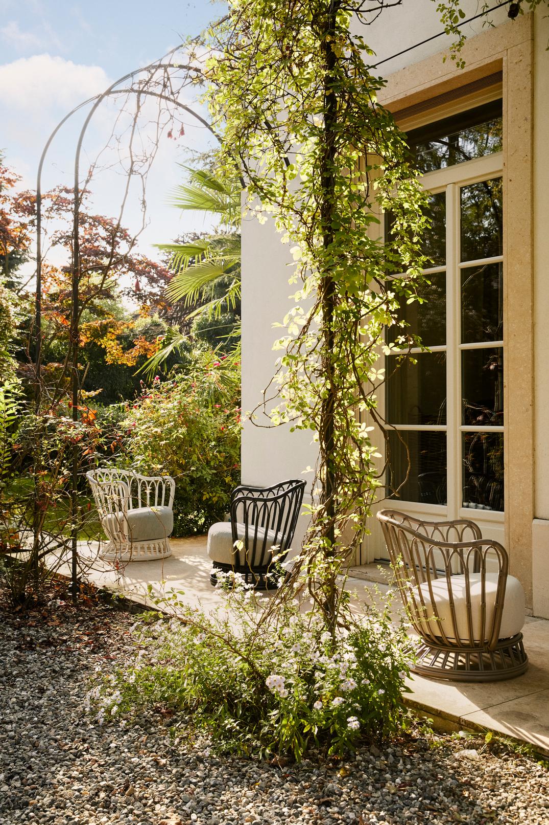 GRACE upholstered garden armchair with beige base